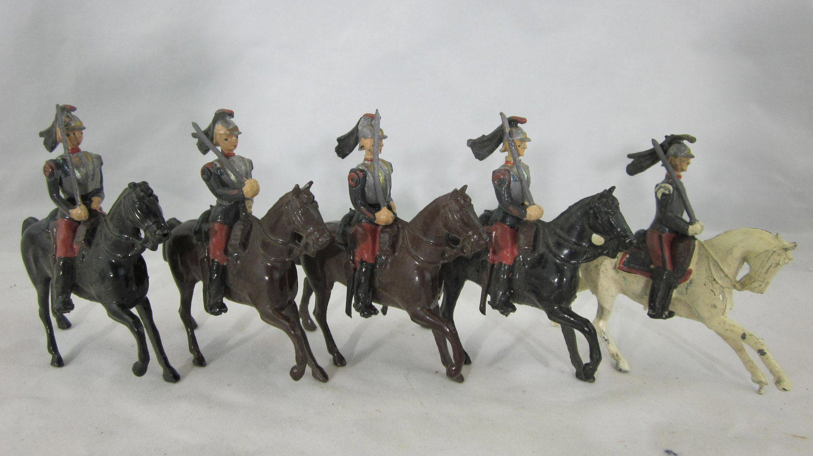 Britains Set #138 French Cuirassiers At Walk.: UNBOXED Cuirassiers with officer, burgundy pants. 5 pieces circa 1950, condition excellent. No box.