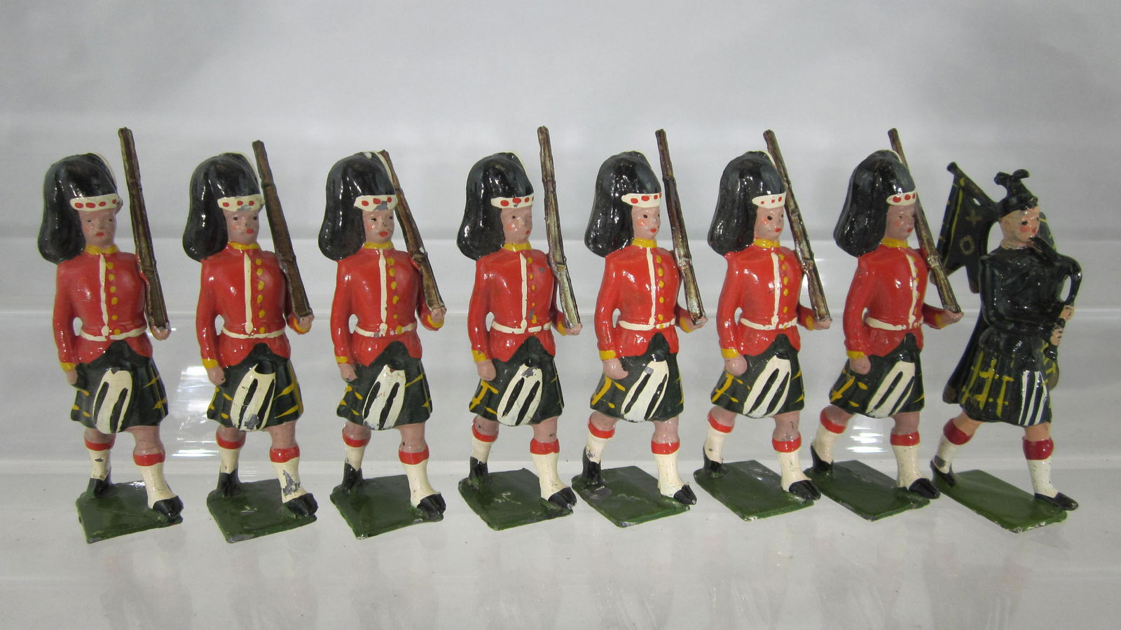 Britains Set #77 Gordon Highlanders And Piper. (1 of 1)