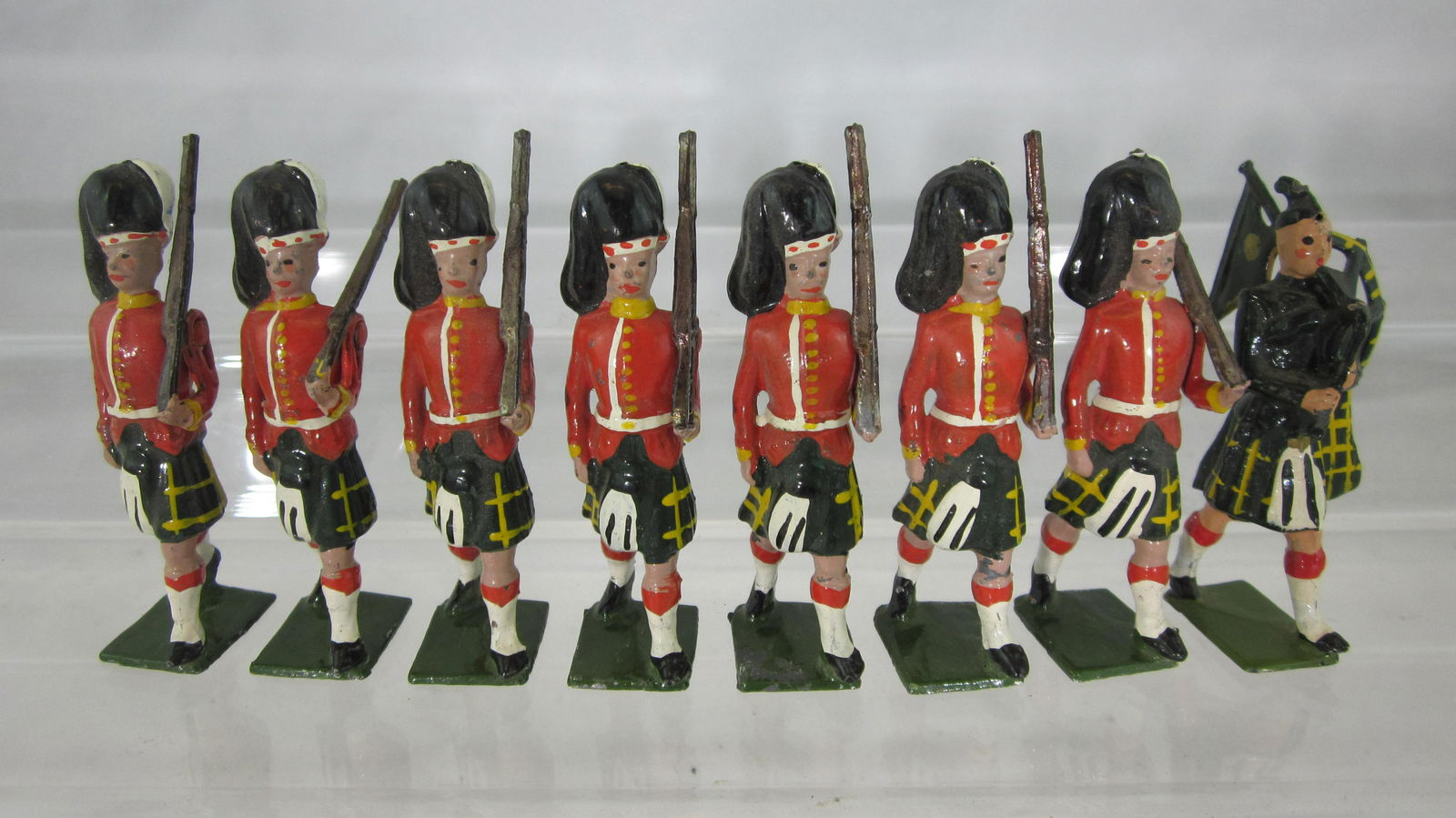 Britains Set #77 Gordon Highlanders And Piper. (1 of 1)