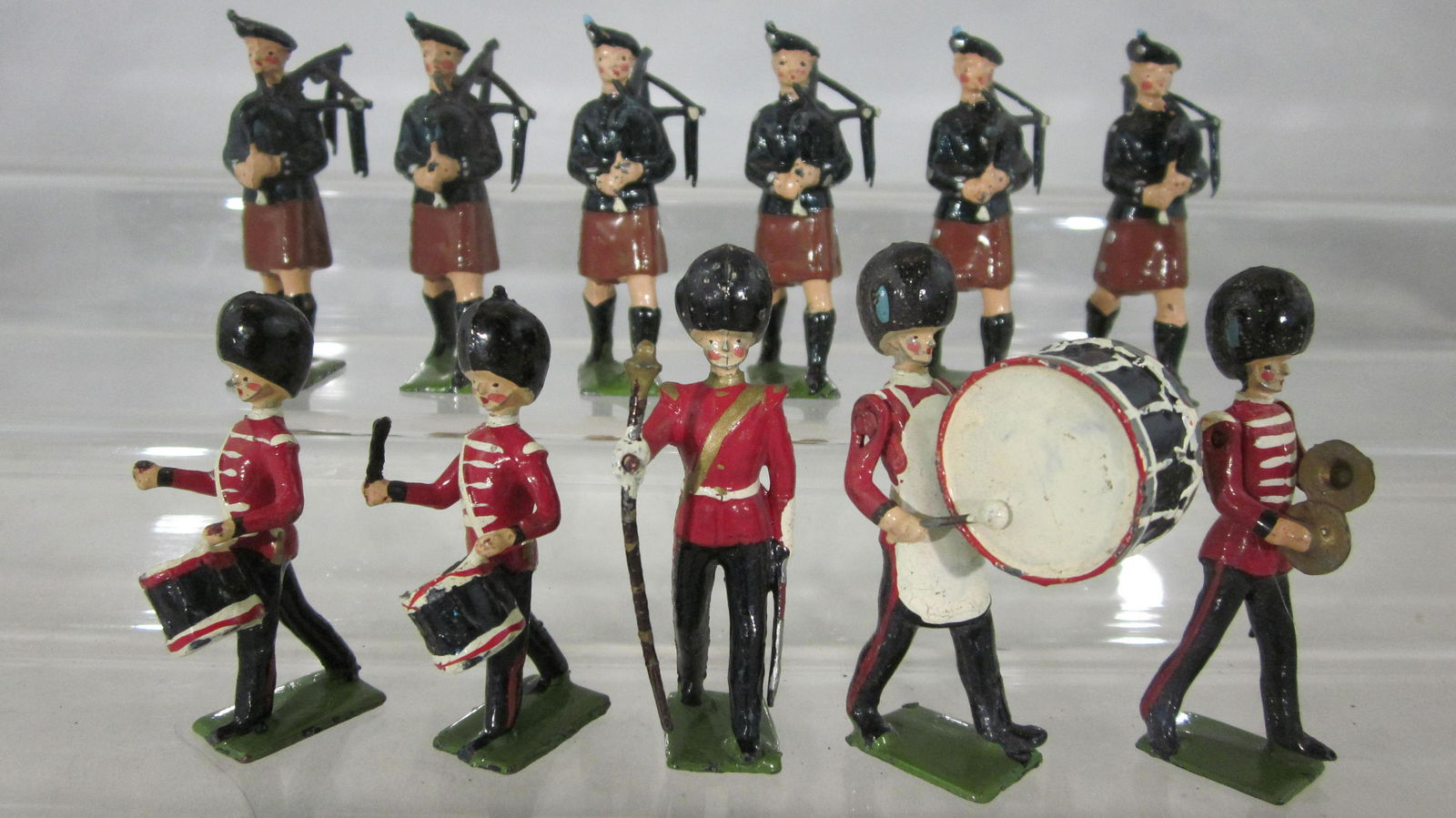 Britains Set #2096 Irish Guards Pipes And Drums. (1 of 1)