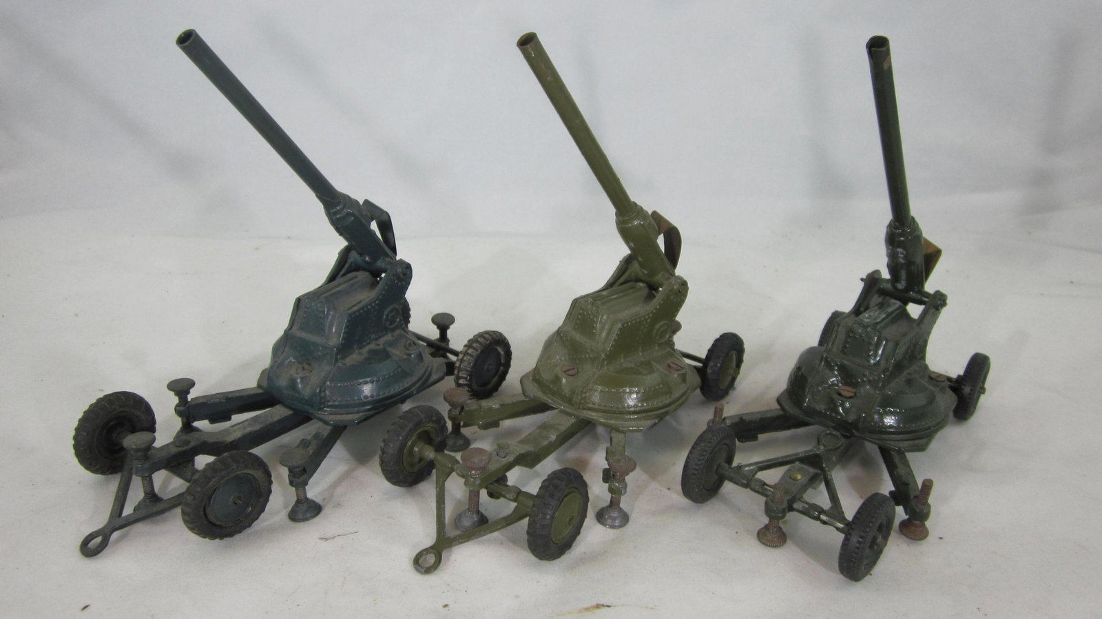 Britains Anti Aircraft Gun Assortment.: UNBOXED 3 of #1717 AA Gun on mobile chassis, in dark green, khaki and 1 is REPAINT to a blue color. 3 pieces circa 1950s, dark green Gun is missing 3 screw tops. No box.