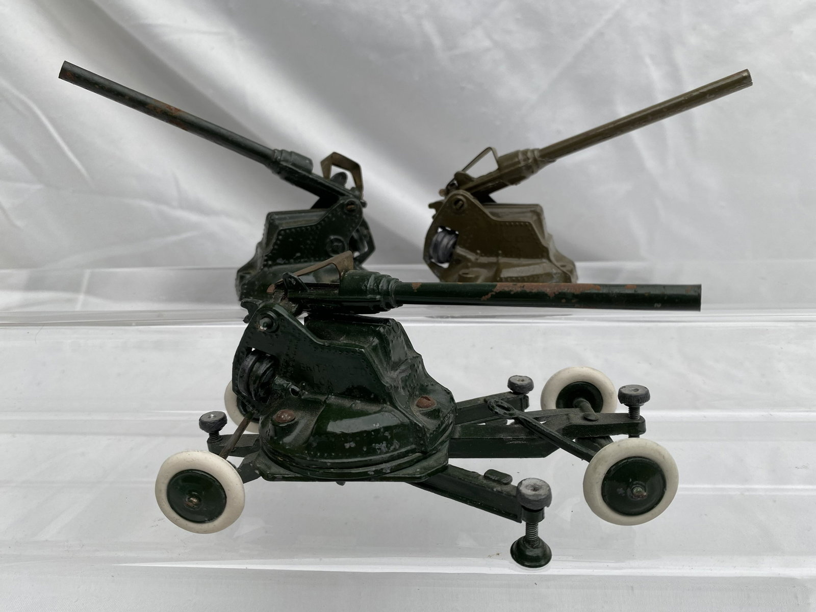 Britains Triple Anti-Aircraft Gun Assortment.: UNBOXED Anti-Aircraft Guns, 1 #1717 on Mobile Chassis, dark green with replaced white rubber tires, along with 2 of #1715 A.A. Guns. 3 pieces, condition very good, chipping on all 3 gun barrels. No bo