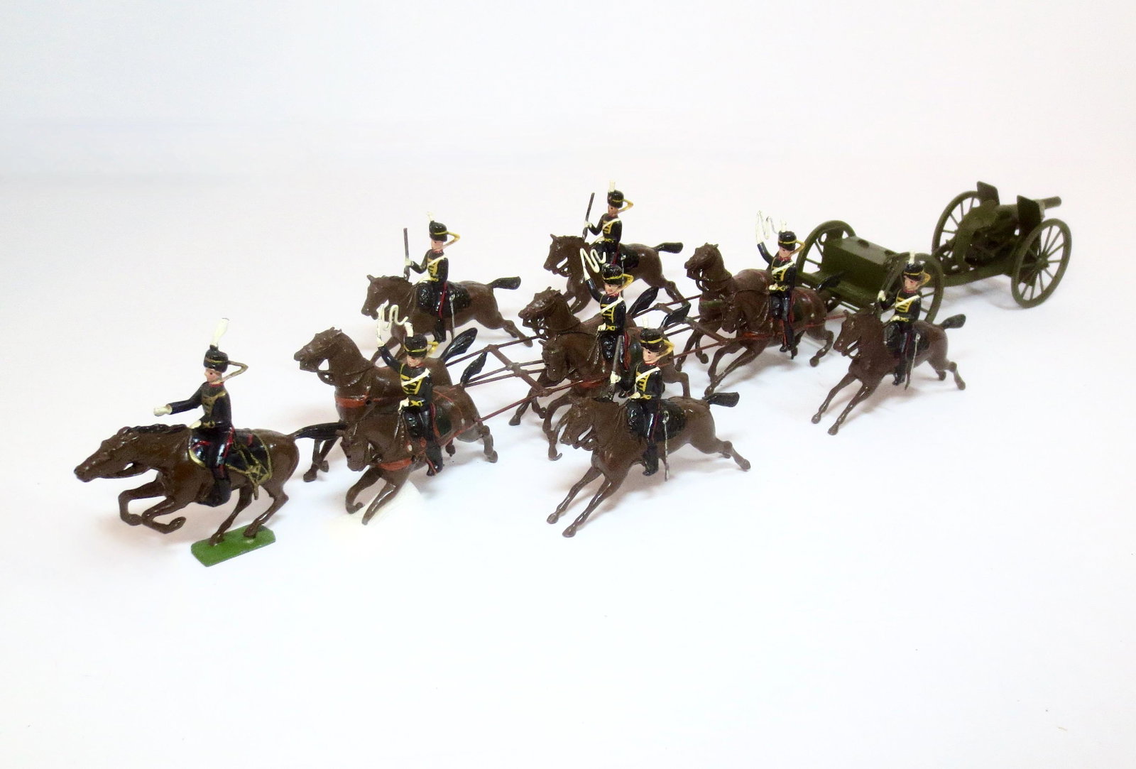 Britains Royal Horse Artillery #39 Gun & Escort: Post war issue. 13 pieces, plus traces. Good overall condition (1 broken plume and one broken foreleg, both included for repair). Unboxed.
