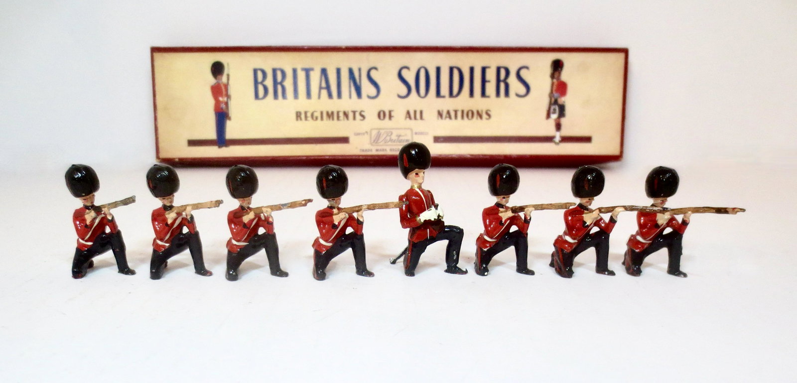 Britains #120 The Coldstream Guards: Kneeling and firing with Officer. Post war issue. 8 pieces. Near mint to excellent condition.