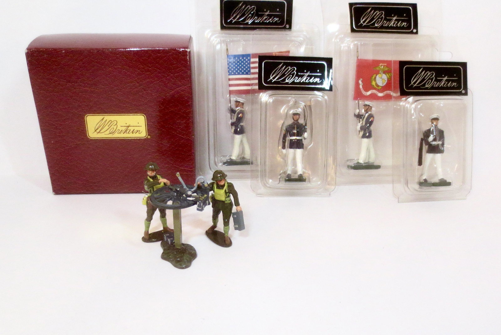 Britains U.S. Marines Modern Issues: Premiere #41026 Vickers Maxim Machine Gun with U.S. Marine Detachment (gun barrel has broken loose, but is included for repair), and four U.S. Marines in Plastic Packages (one with broken rifle). 7 pi