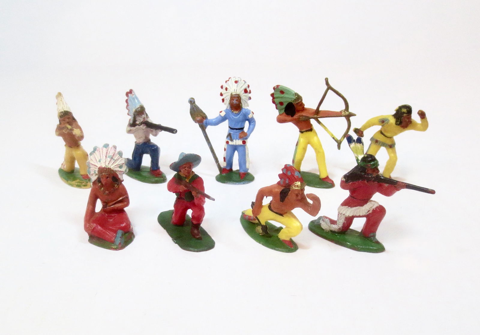 Hilco Plastic Cowboys and Indians: 9 pieces. Good overall condition (a few broken weapons). Unboxed.