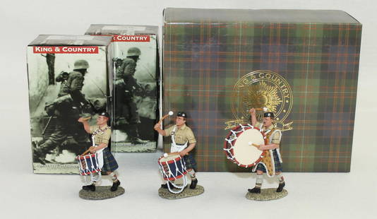 King & Country Lot Black Watch Drummers: British Eighth Army. Lot includes Set #EA026d Black Watch Big Drum, Set #EA26e Bass Drum and Set #EA026f Side Drum. 3 Pieces. Condition Very Good to Excellent. Drum Mallets Bent. Boxes Excellent.