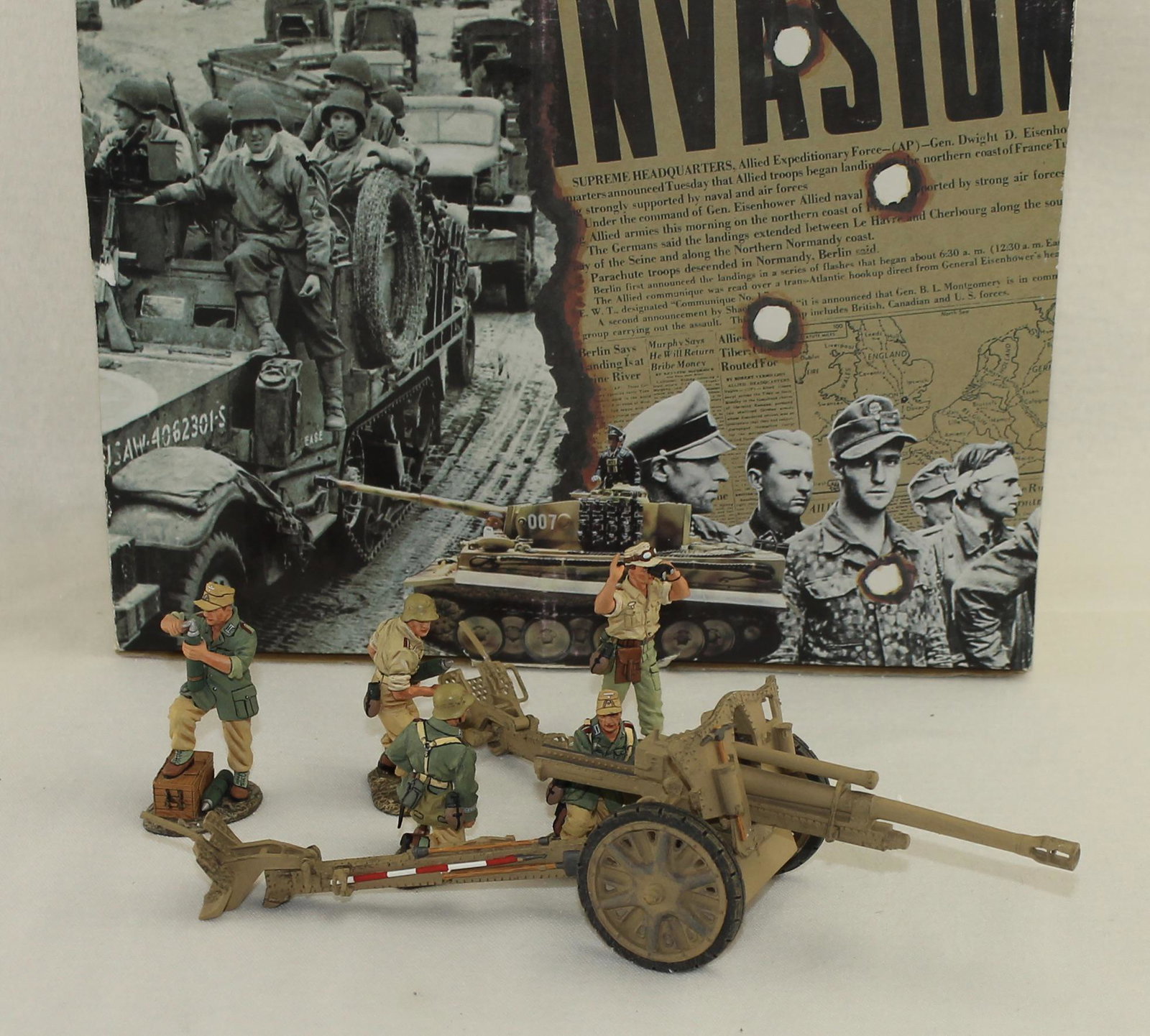 King & Country AK027 Field Gun with Crew: German Afrika Korps. 10.5cm Field Gun with Crew. 6 Pieces. Condition Very Good. A Few Elements on Cannon Bent. Box Very Good.