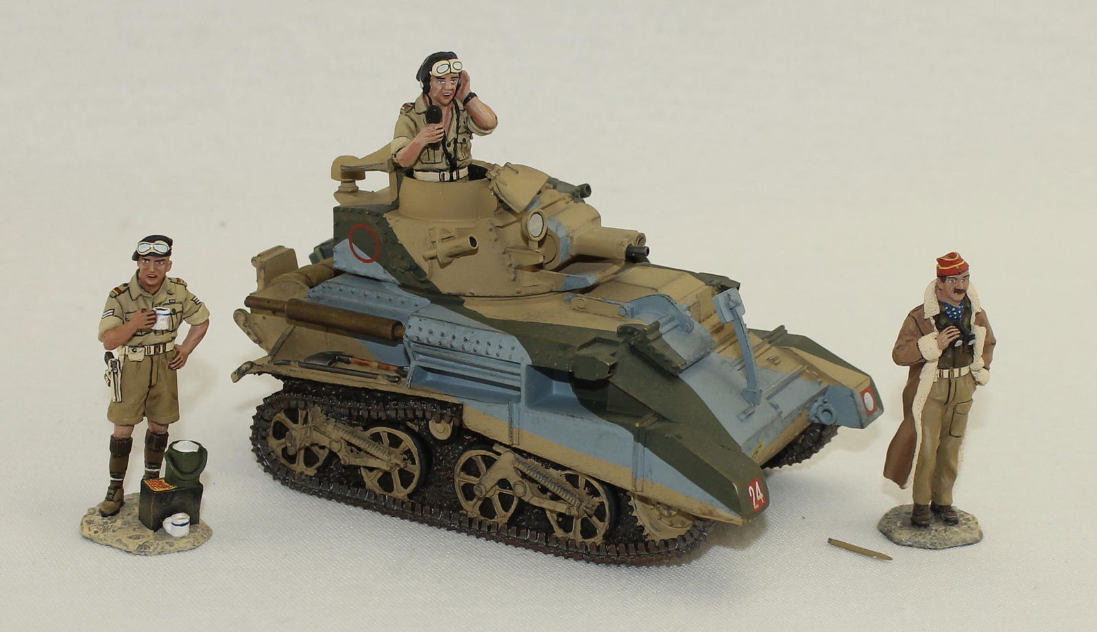 King & Country EA016 Vickers Tank with Cannon (1 of 2)