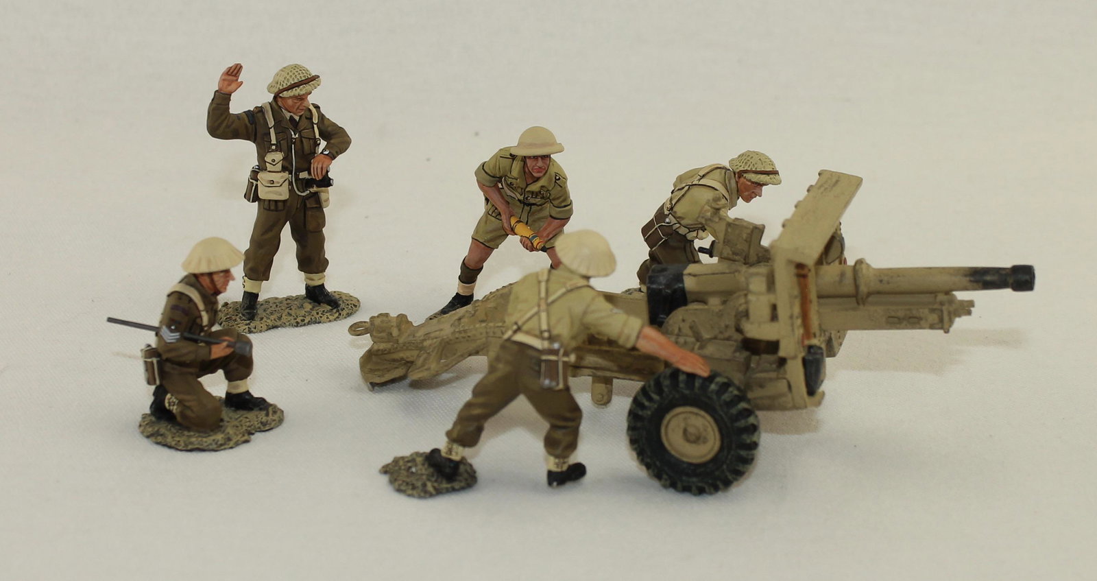 King & Country EA004 British 25lb Gun and Crew: British Eighth Army. British 25lb Gun and Crew. 6 Pieces. Condition Very Good to Excellent. No Box.