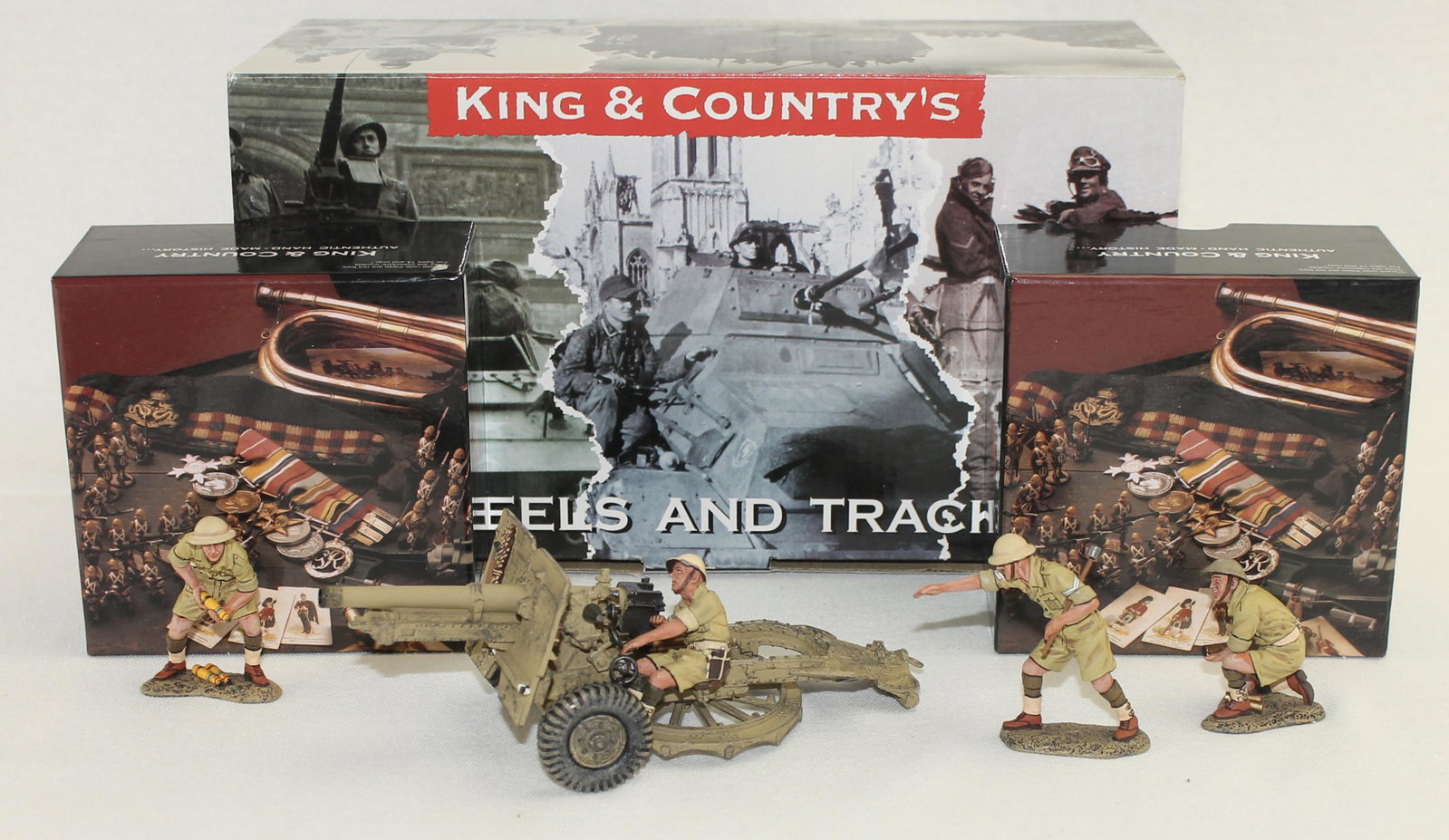 King & Country Lot Australian Field Gun and Crew: British Eighth Army. Lot includes Set #EA090(AU) Australian Bombardier Standing, Set #EA091(AU) British 25Pdr Field Gun Crew and Set #EA087(AU) 25 Pdr Field Gun. 6 Pieces. Condition Very Good to Excel