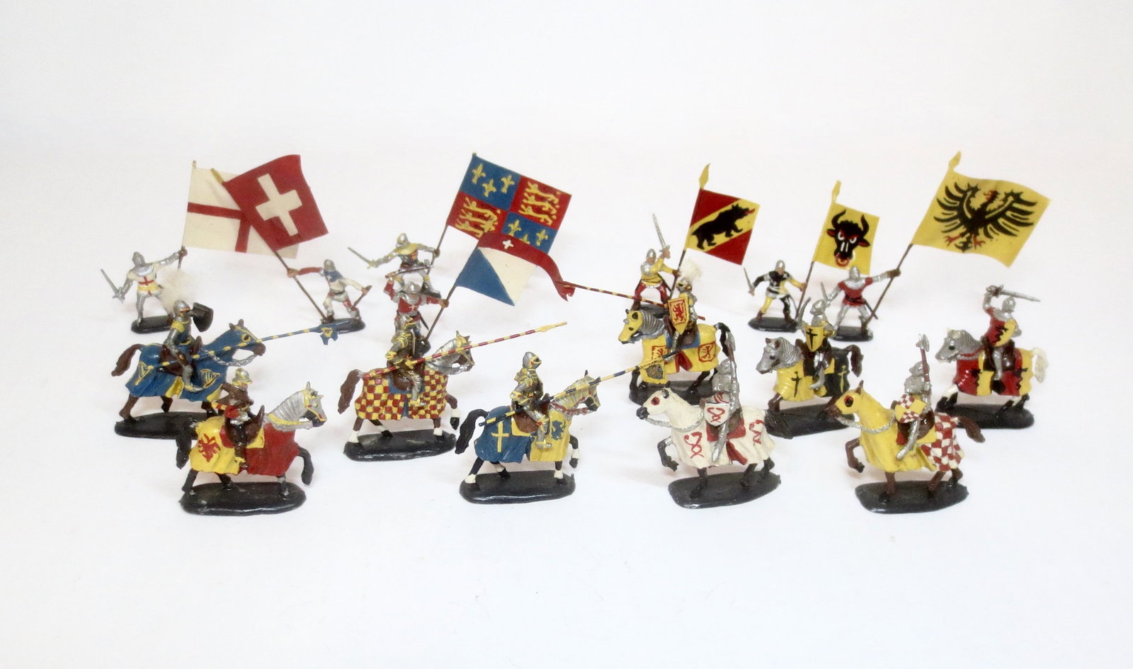Alymer 25mm Miniature Knights: 16 pieces. Near mint to excellent condition (one broken lance). Unboxed.