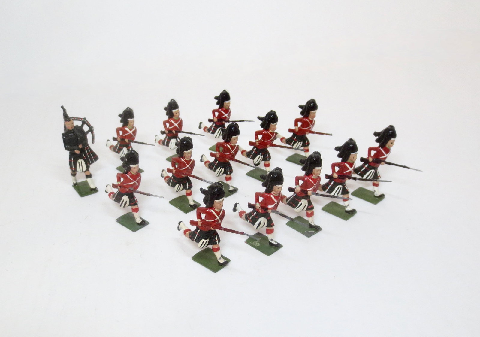 Britains From #88 Seaforth Highlanders: Charging with Piper. Post war issue. 14 pieces. Near mint to excellent condition. Unboxed.
