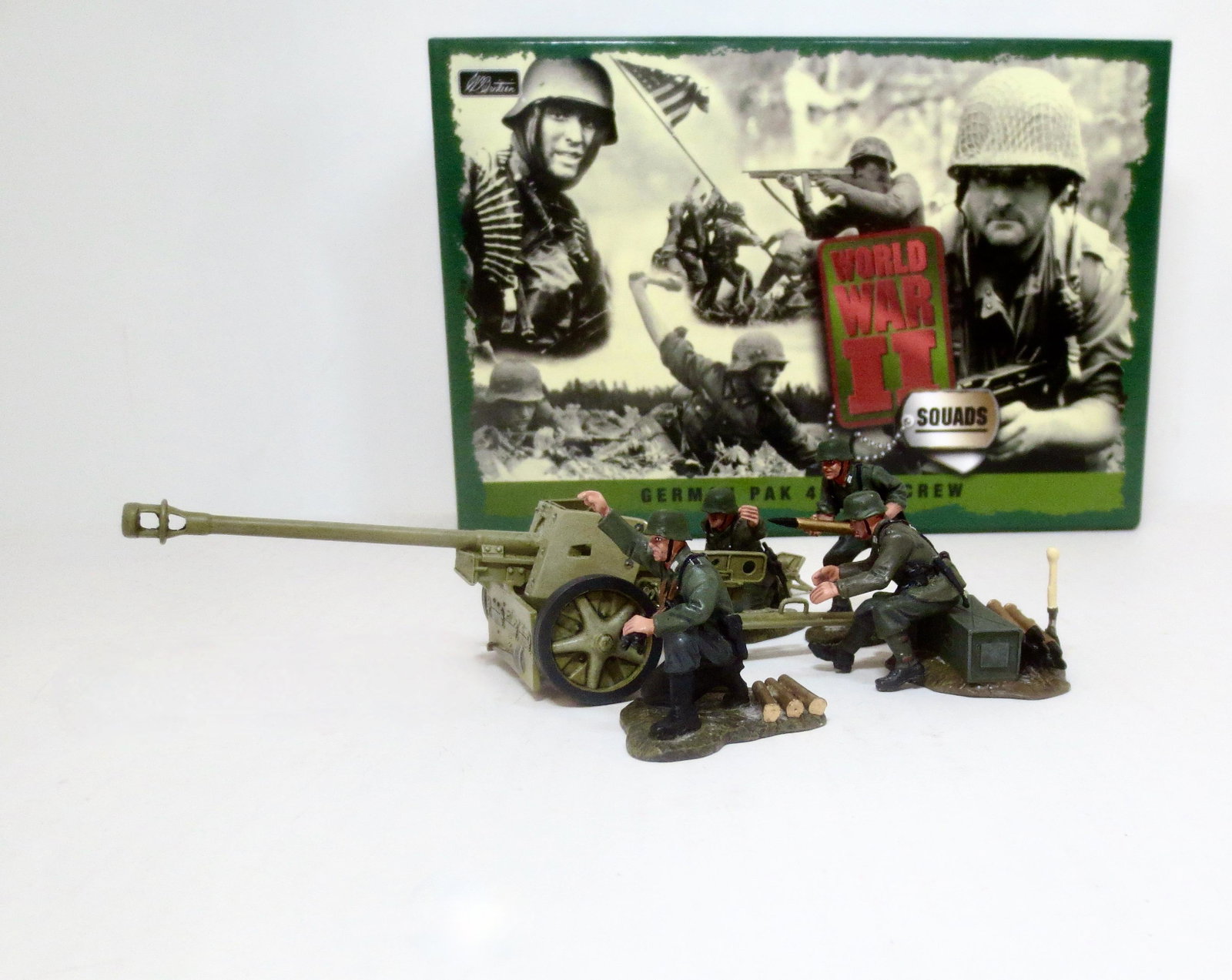 Britains #17452 German Pak 40 & Crew: 6 pieces. Mint condition. Box excellent.