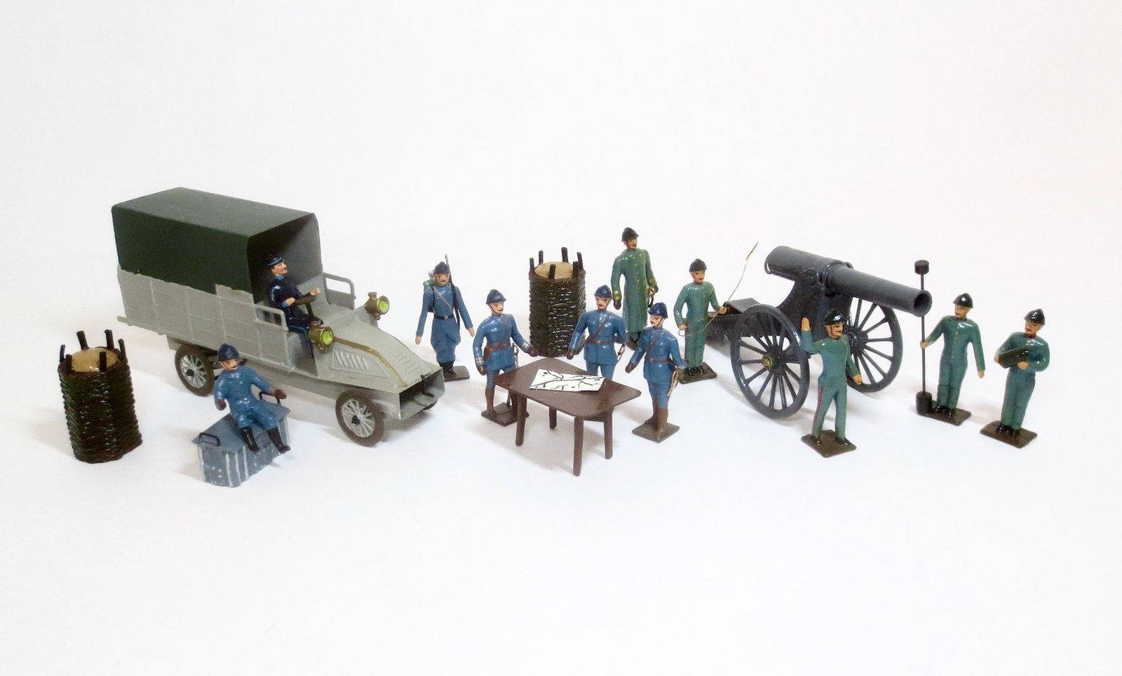 Mignot WW1 French Army Assortment: Command set with map on table, Artillery Team and Gun, and Renault Camion. 17 pieces. Mint to near mint condition. Unboxed.