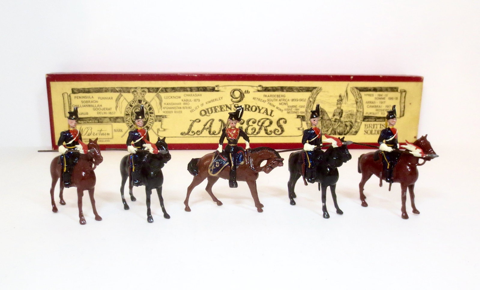 Britains #24 9th Queen's Own Royal Lancers: At the Halt, with Officer. Post war issue. 5 pieces. Near mint to very good condition (one loose head, ready for repair). Unboxed.