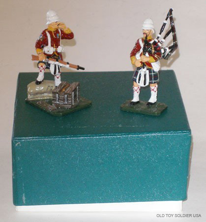 King and Country Glossy. "Last Stand of the Seafor: King and Country Glossy. " Last Stand of the Seaforth's" Highlanders Piper and Highlander with Foot on Rock and Ammunition Box. With Original Green Box.