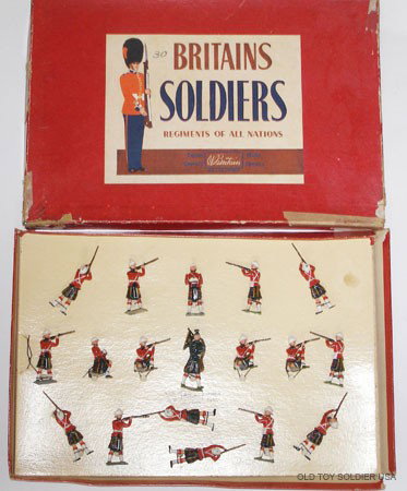 Britains Set # 2025 Cameron Highlanders - Box: Britains Set # 2025 Queens Own Cameron Highlanders Firing with Officers & Piper. Tied in Original R.O.A.N Box. 18 Pieces.
