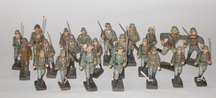 5 Lineol Elastolin Composition WW2 German Troops: 5 Lineol and Elastolin Composition WW2 German Troops Marching and in Action, various vintage and sizes- Pre War -Unboxed. 22 Pieces.
