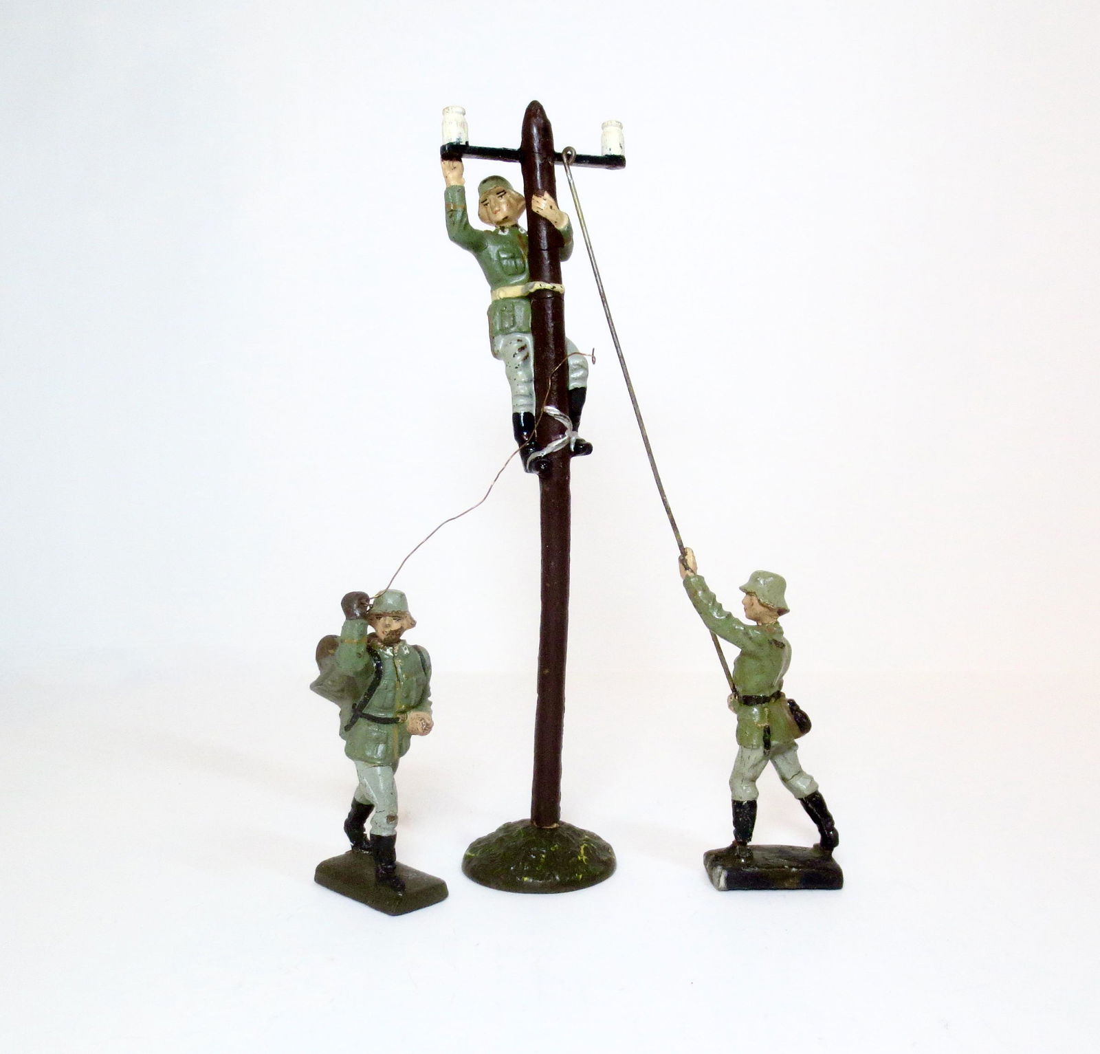 Lineol WW2 German Engineering Team: 3 pieces. 65mm scale. Excellent to very good condition. Unboxed.