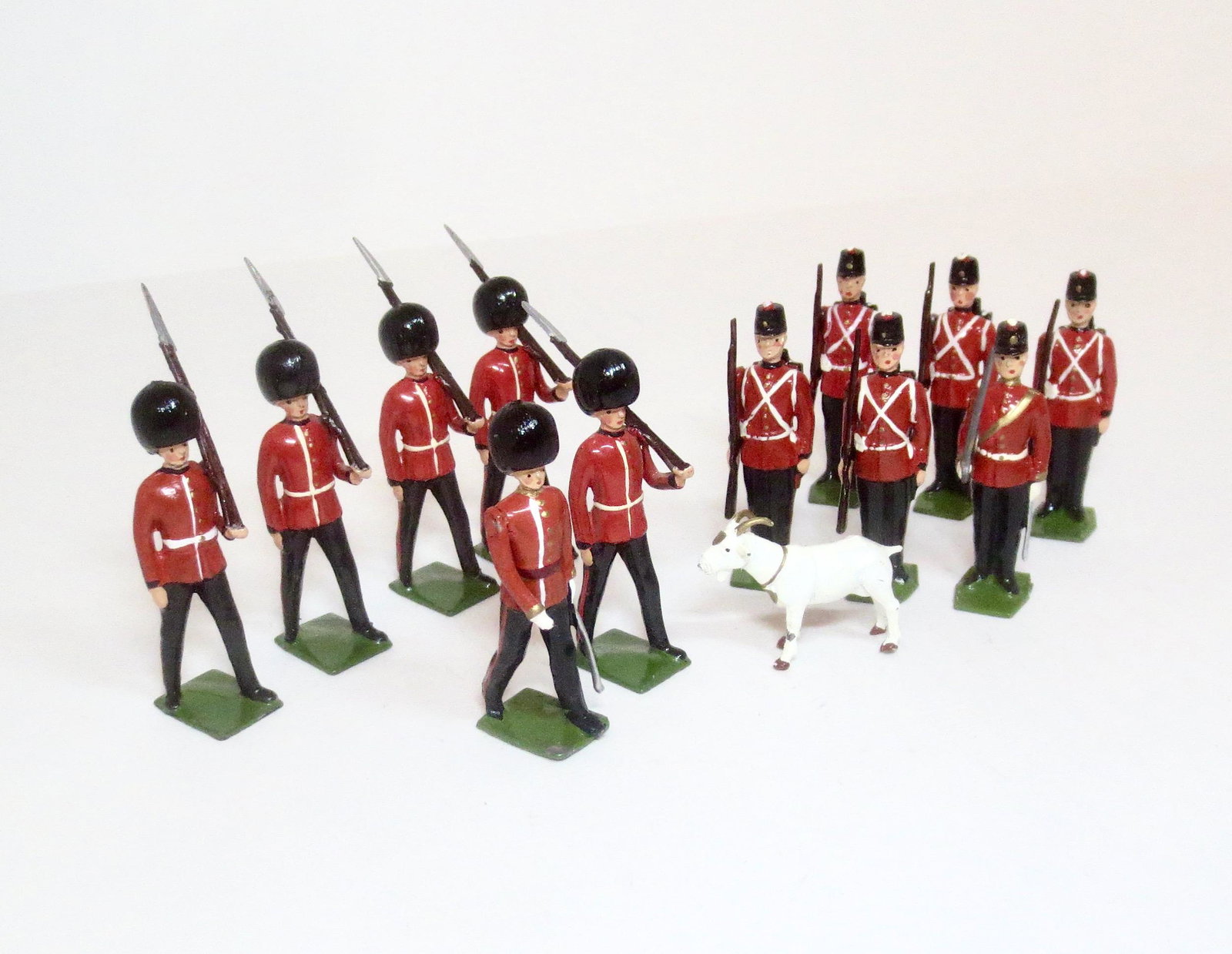 Britains #9126 Scots Guards: And #9158 Fort Henry Guards with Mascot. Post war issue. 13 pieces. Mint to near mint condition. Unboxed.