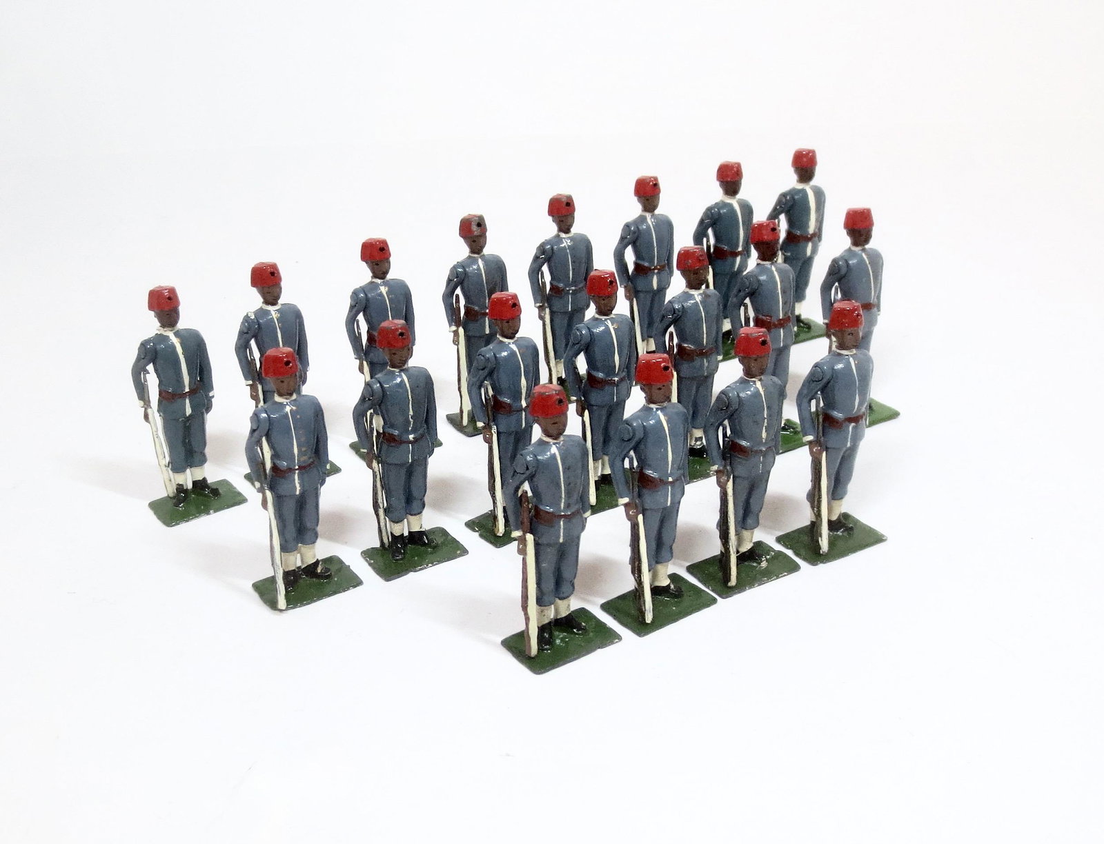 Britains from #117 Egyptian Infantry: Post war issue. 19 pieces. Excellent condition (retouching on some kepis). Unboxed.