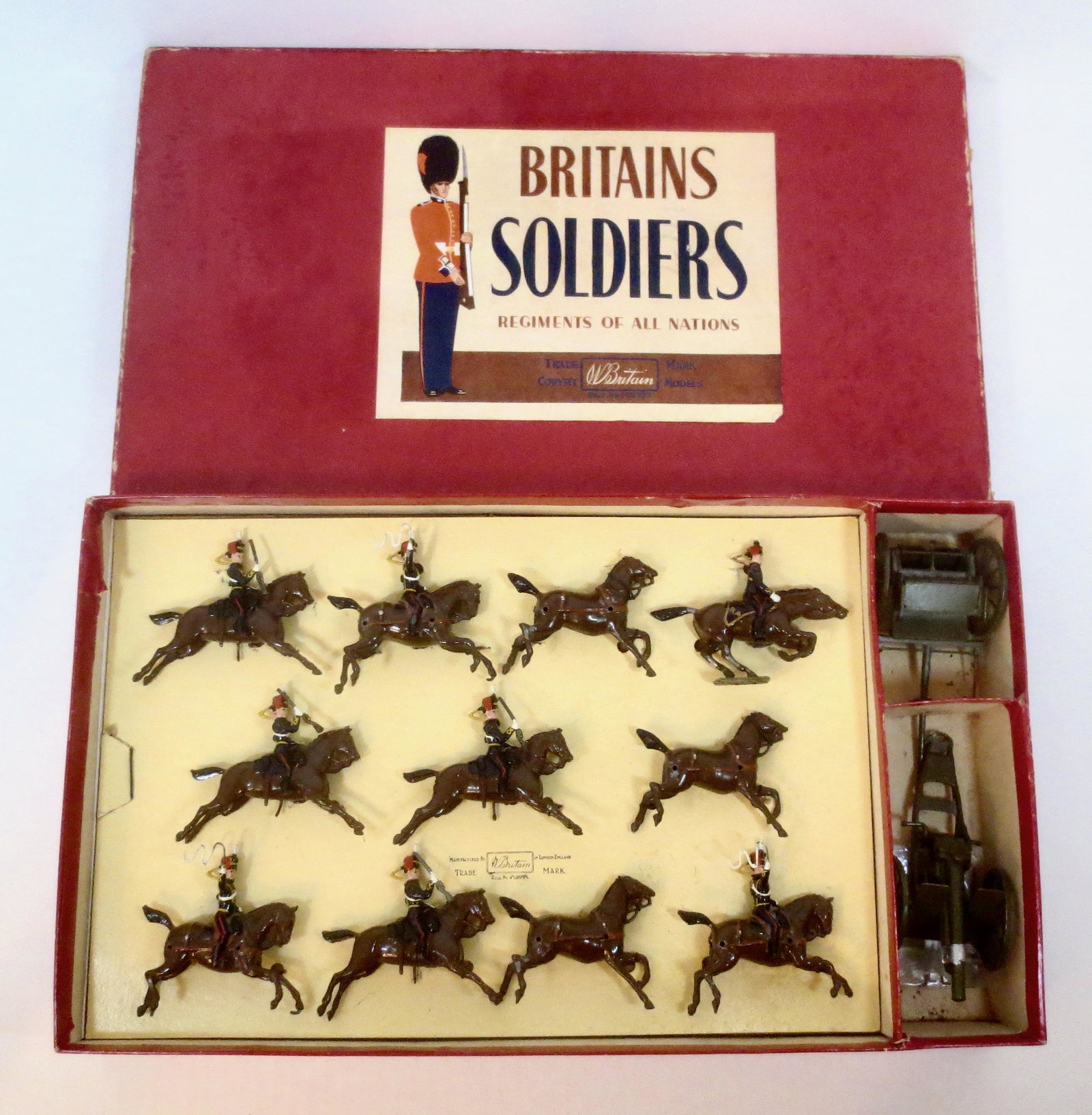 Britains #39 Royal Horse Artillery: Post war issue. 13 pieces, plus traces. Mint to near mint (officer missing plume), tied in the box condition. Box excellent. **Additional Shipping Due To Large Lot Size**