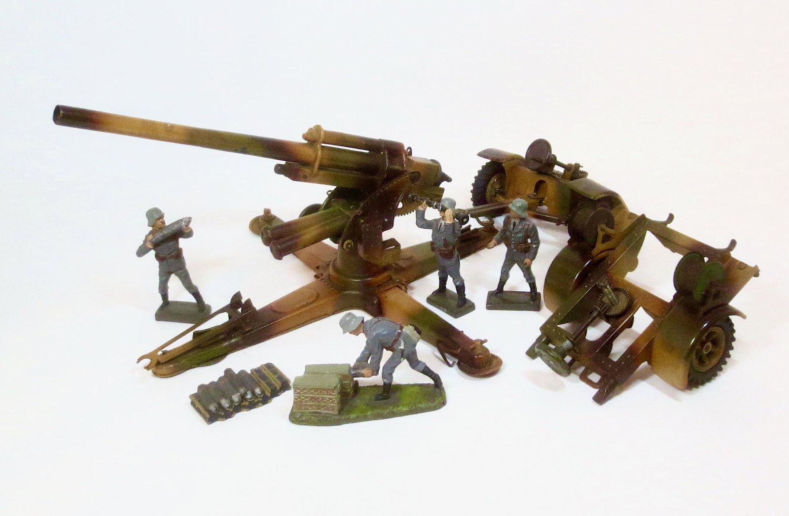 RARE Mechanical Field Artillery Gun: With Trailers, and Lineol 70mm composition WW2 Germans. Gun measures 12" long and is in pristine condition. Figures near mint to excellent. 7 pieces. Unboxed.