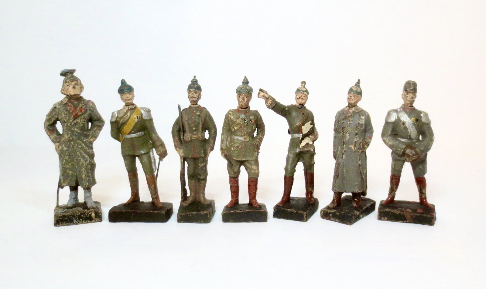 Lineol Prussian Officers: 75mm scale. 7 pieces. Good to fair condition. Unboxed.