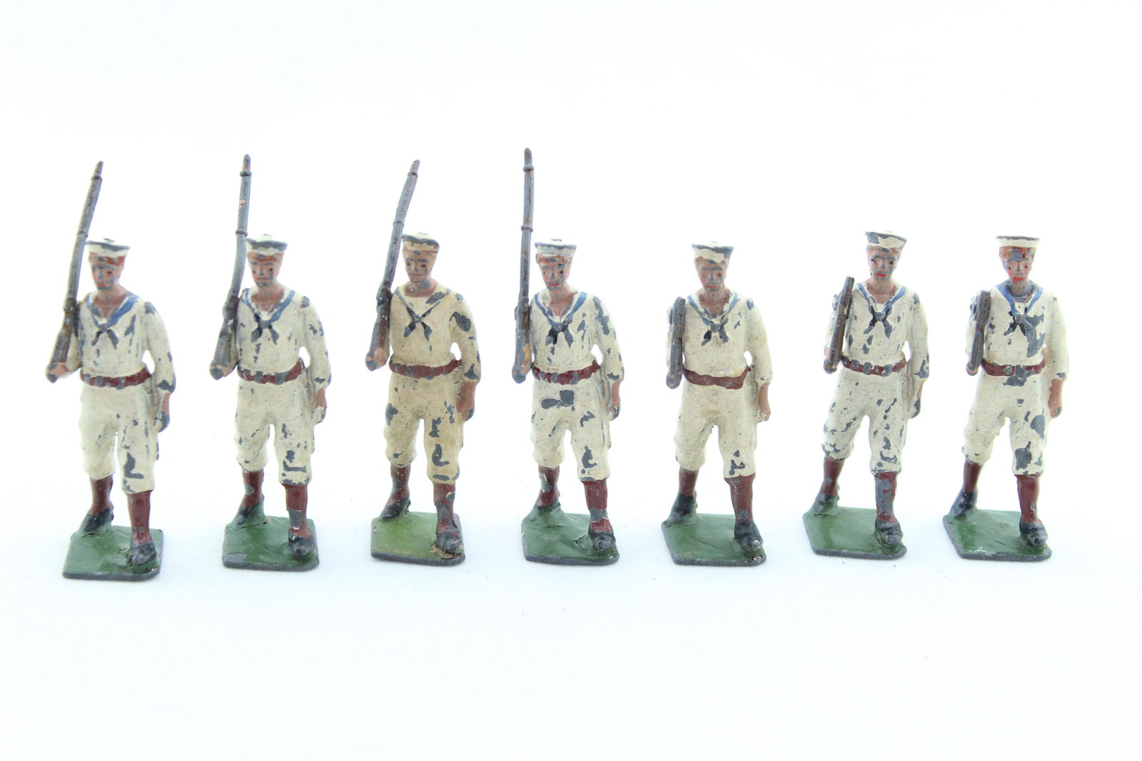 From Britains Set #1253 US Navy Whitejackets: Prewar, 7 pcs, Poor, 3 broken rifles, paint chipped, loose rifle arms, no box.