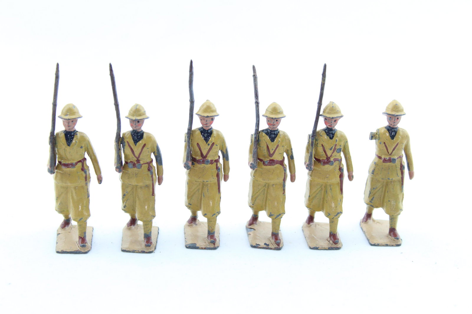 From Britains Set #1436 Italian Inf Colonial Dress: Prewar (1936-41) 6 pcs, G/VG, 1 missing rifle arm, 2 bases chipped, 3 arms chipped, no box.