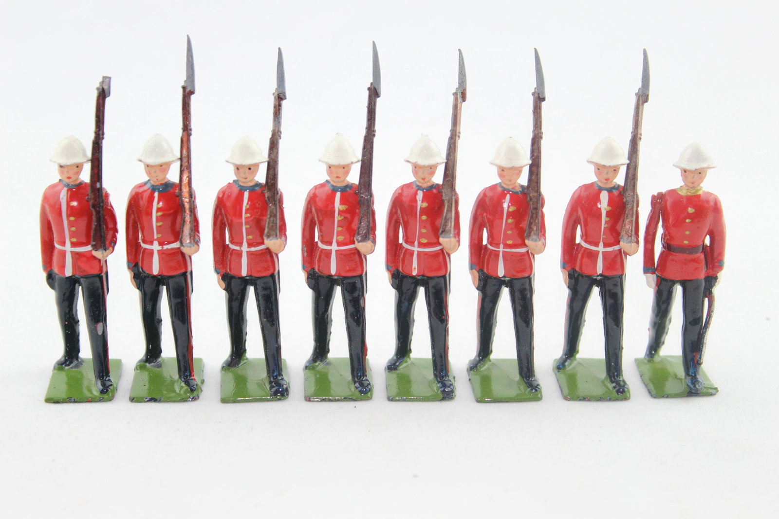 Britains #1633 Princess Patricia's Light Inf.: Postwar 8-pc set w/officer, E, 1 missing bayonet, no box.