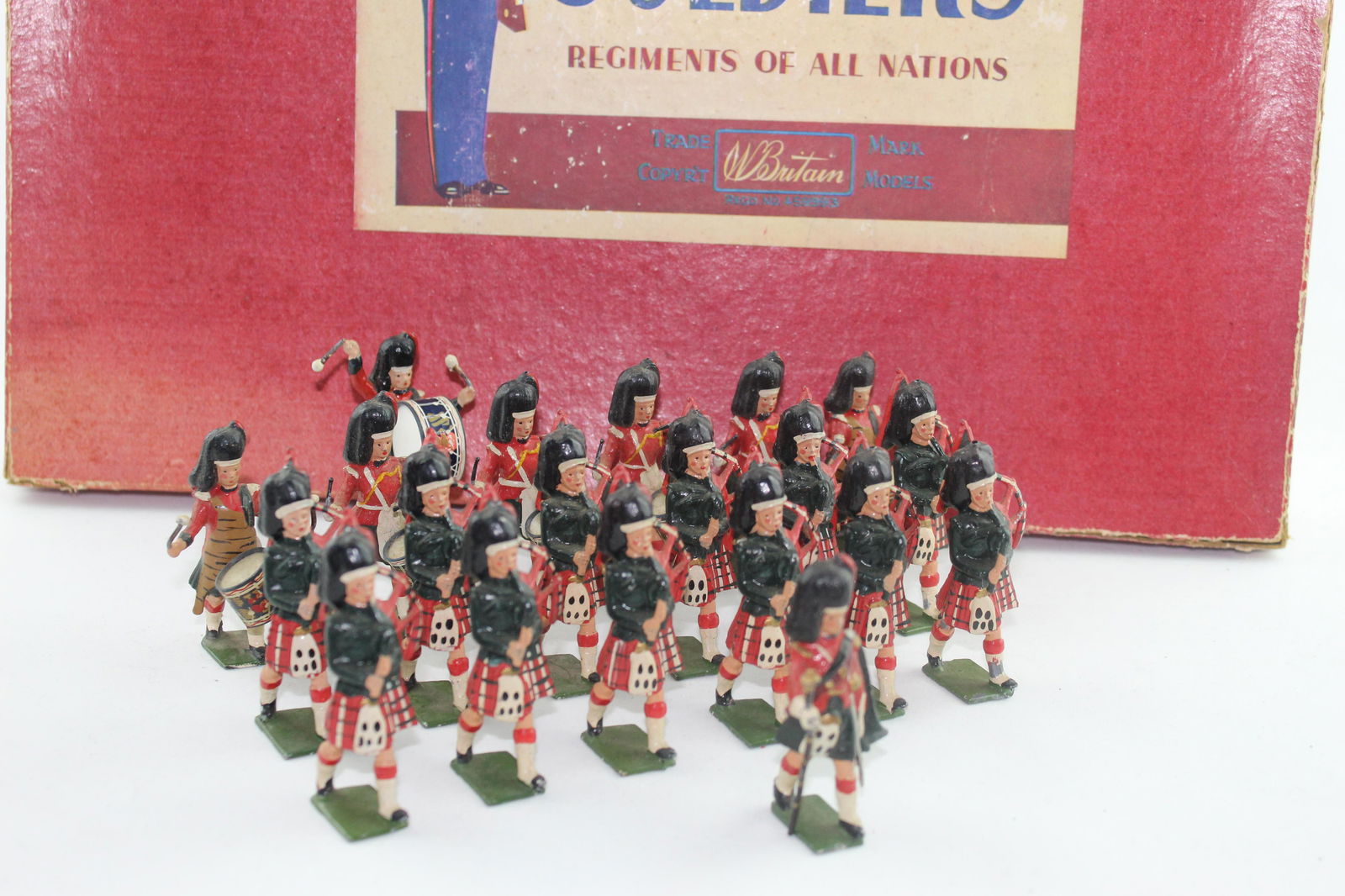 Britains Set 2109 Black Watch Highland Pipe Band (1 of 1)