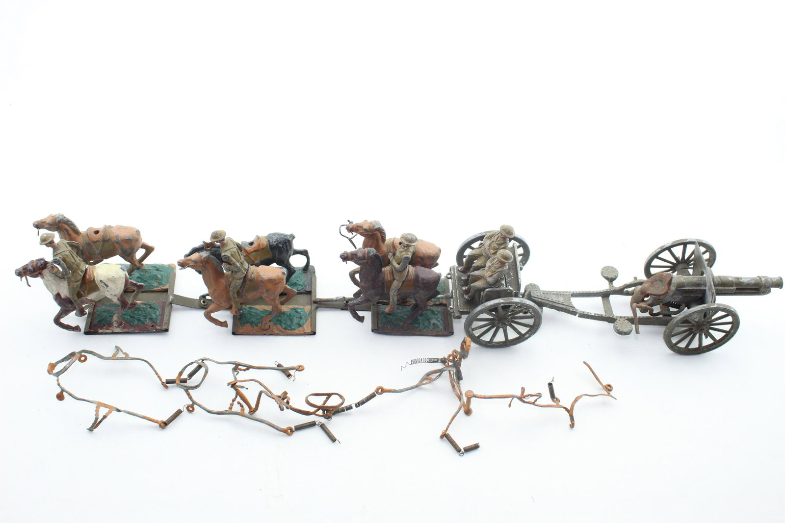 Warren Lines U.S. Gun Team: Sixteen pieces, Poor (for restoration), Gun carriage cracked, horses missing tails and reins, 1 horse's leg broken at base, 1 driver missing whip, 1 base platform separated, harness pieces present but