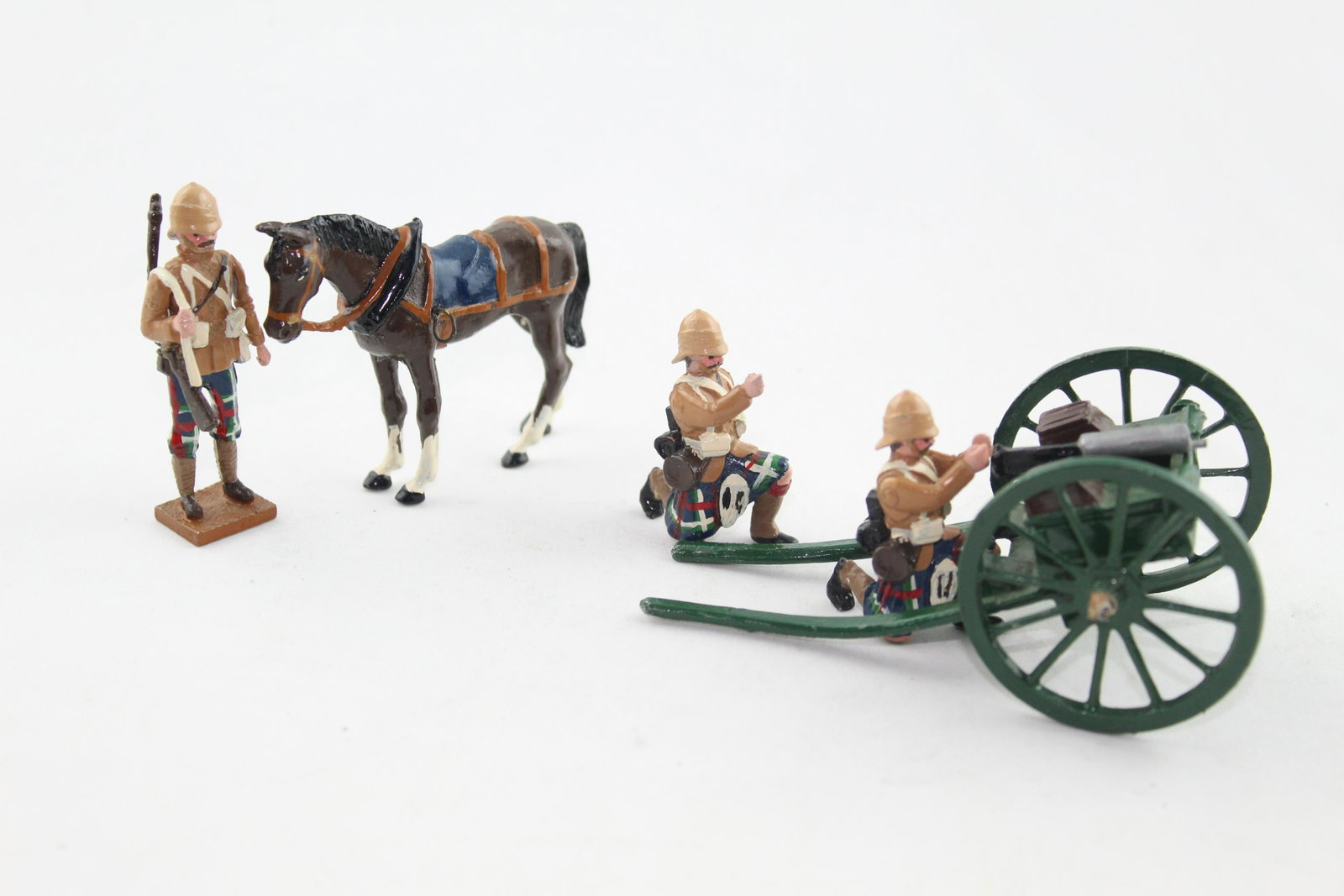 Trophy Miniatures Horse-drawn Maxim Gun Set: Five pieces, 54 mm, in Excellent condition, 3 figures (Seaforth Highlanders), separate horse, gun/limber that can be attached to horse, no box.