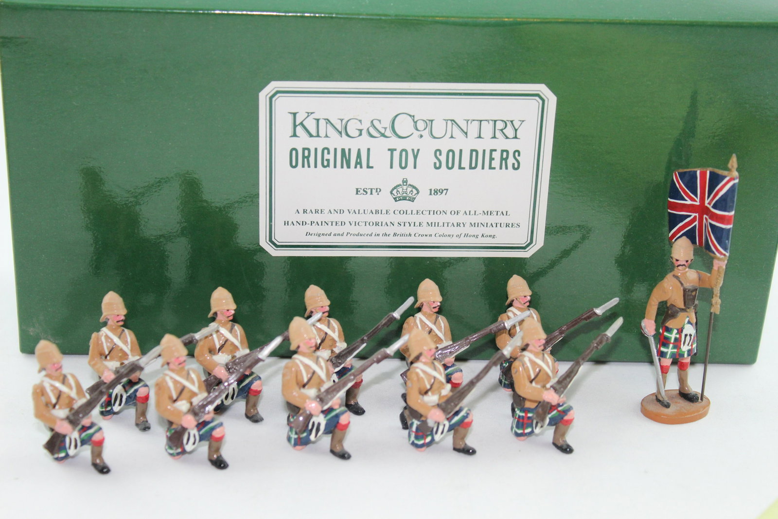 King & Country Seaforths Kneeling with Ensign: Glossy Paint, Eleven pieces, 54 mm, in Excellent condition, flag arm and 2 rifle arms loose, with box E/M.