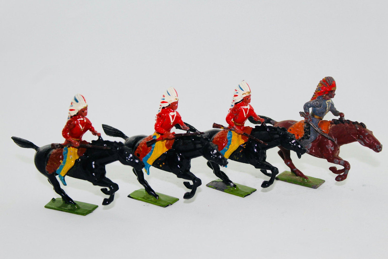 From Britains Set #152 North American Indians: Four pcs, 1 prewar missing rifle stock, G, 3 postwar with rifles, VG/E. With Wild West box, poor, not pictured.