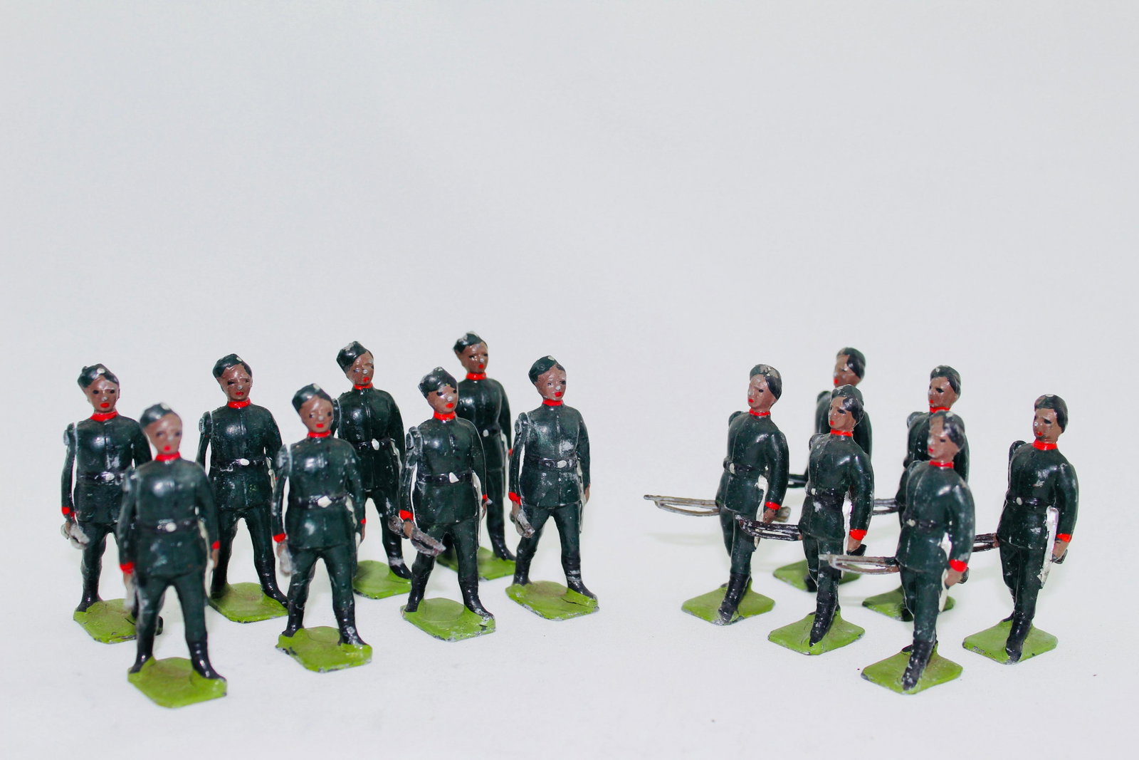 Britains Set #197 Gurkha Rifles: Fourteen pcs, (complete 8-pc set plus 6 troopers), VG/E, one rifle butt missing. No box.