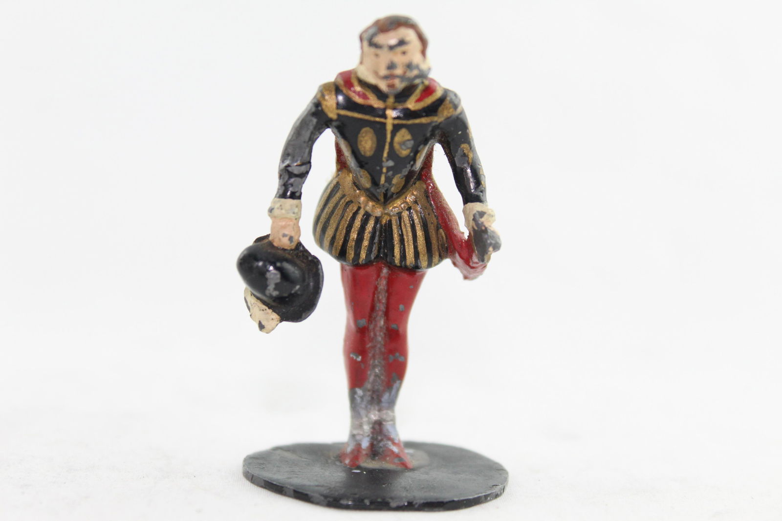 Courtenay Sir Walter Raleigh: Courtenay Sir Walter Raleigh, 1 pc, 1930s, 50 mm, G, missing end of scabbard, paint scratched on ankles and face.