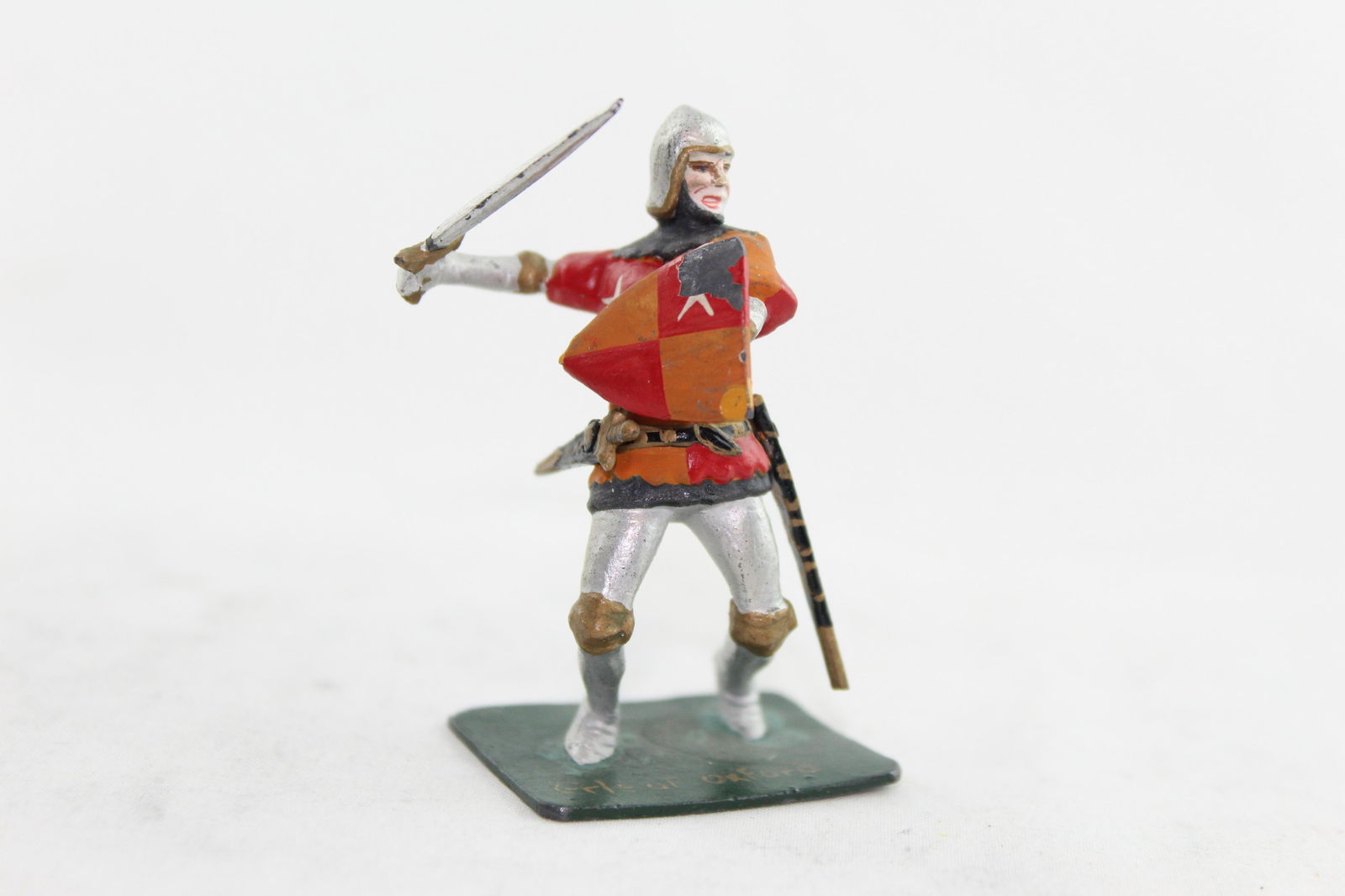 Courtenay Erle of Oxford: Courtenay foot knight, 1 pc, 50 mm, 1930s, position 5, Erle of Oxford, G, paint chip on one corner of shield, movable visor.