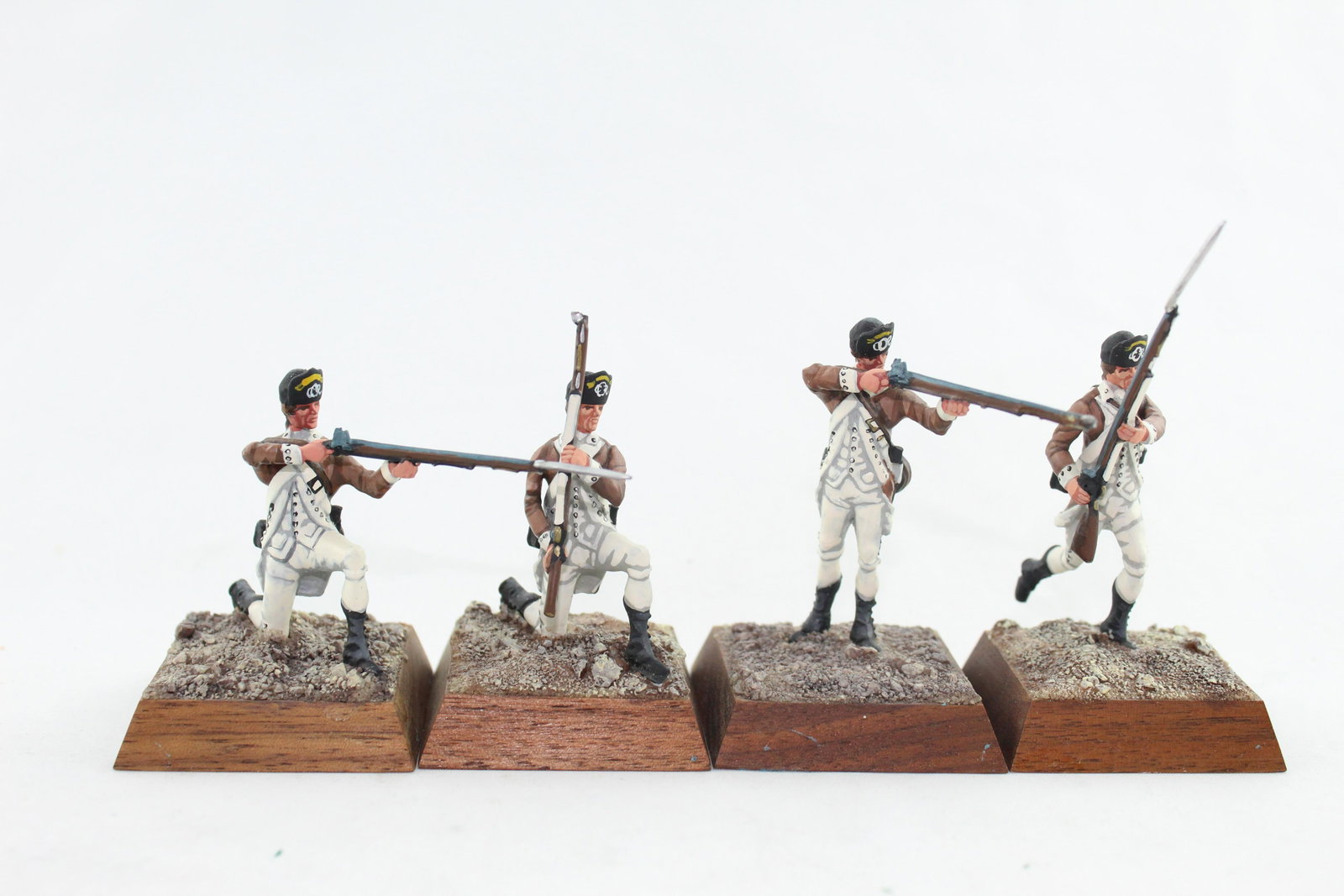 Imrie-Risley Second Canadians, Congress's Own: Four pcs, 54 mm, connoisseur-painted by Tom Connolly, 1960s, on wooden plinths, VG/E, one standing, one kneeling missing bayonets.