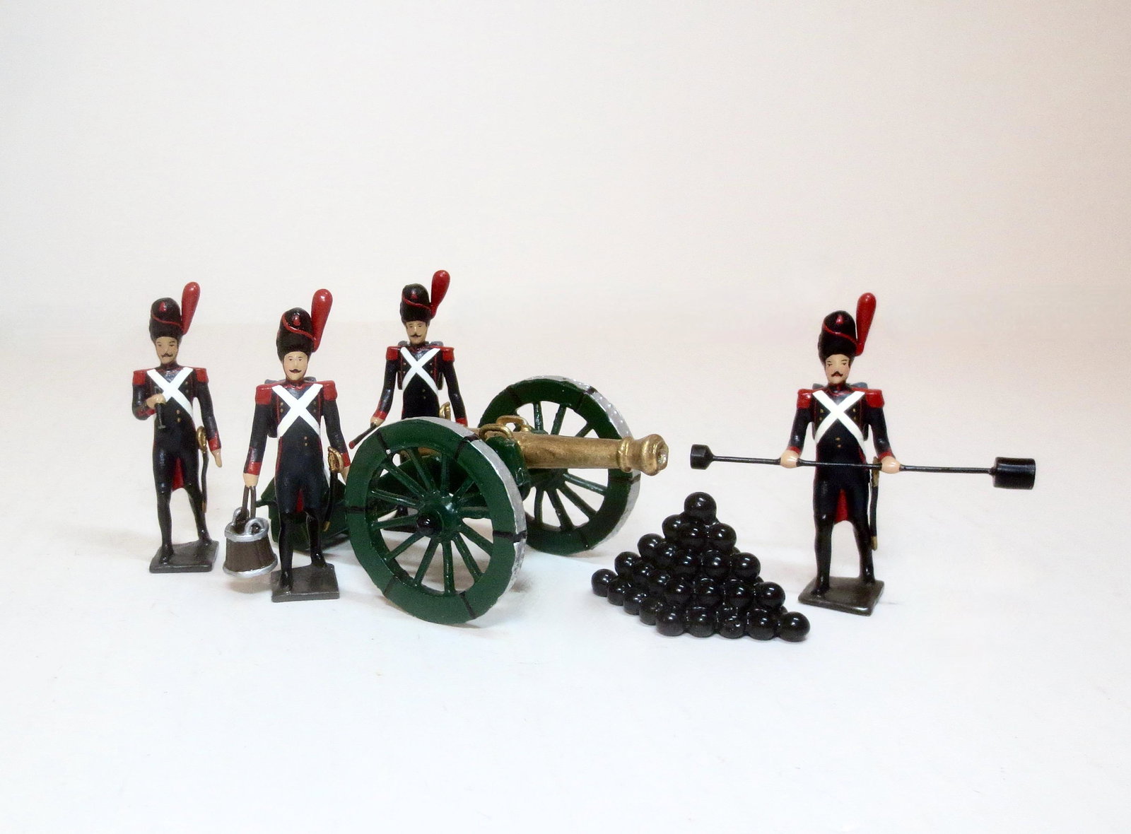 Mignot French Artillery Gun & Crew: 7 pieces. Mint to near mint condition. Unboxed.