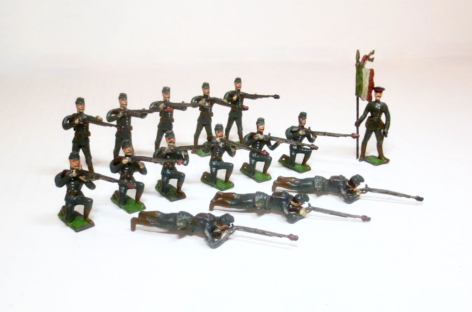 Heyde Officer with Colours & Infantry Firing: 48mm scale. 15 pieces. Near mint to excellent condition. Unboxed.
