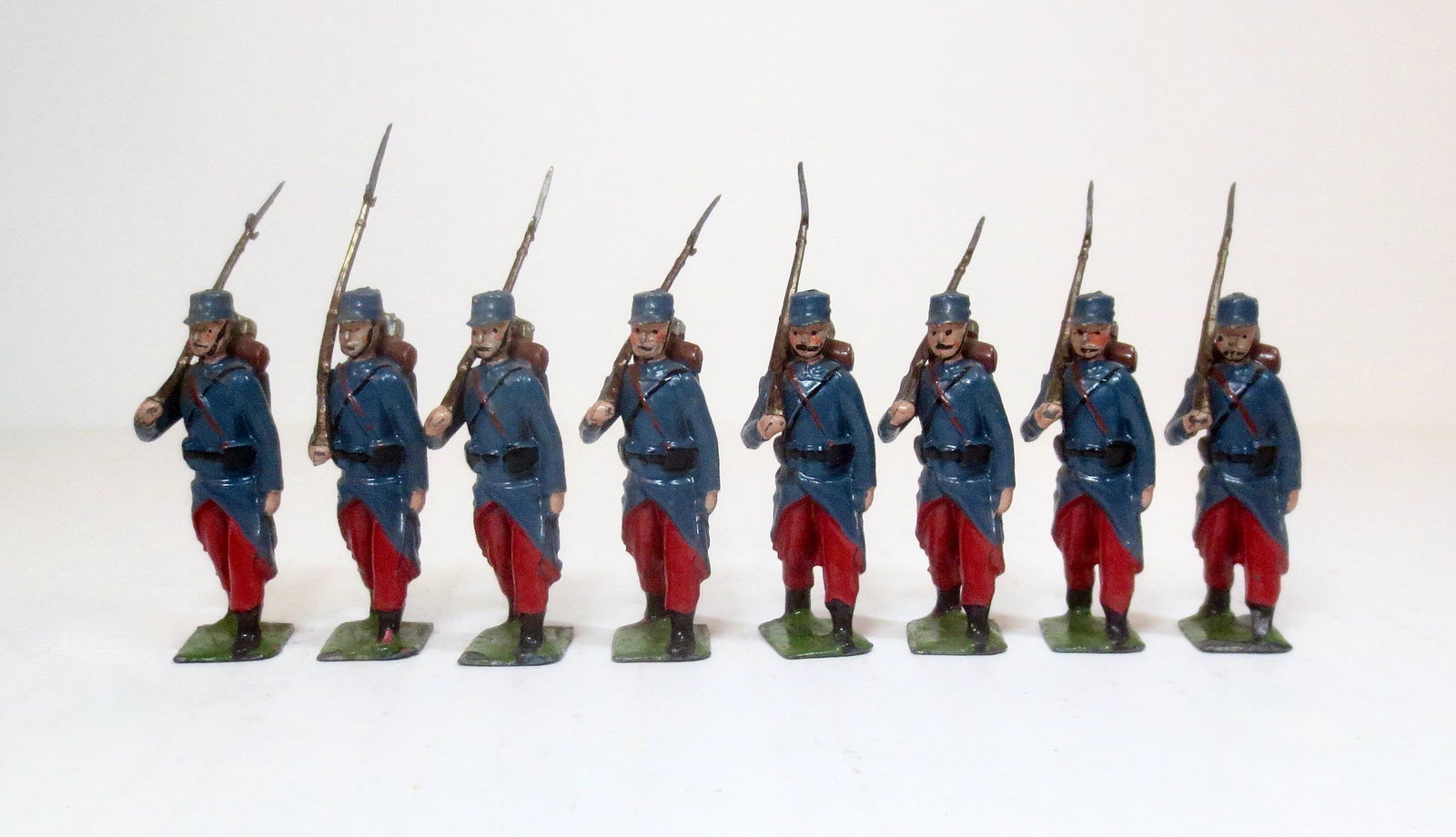 Britains #141 Infanterie de Ligne: Pre war issue. 8 pieces. Excellent condition. Unboxed.