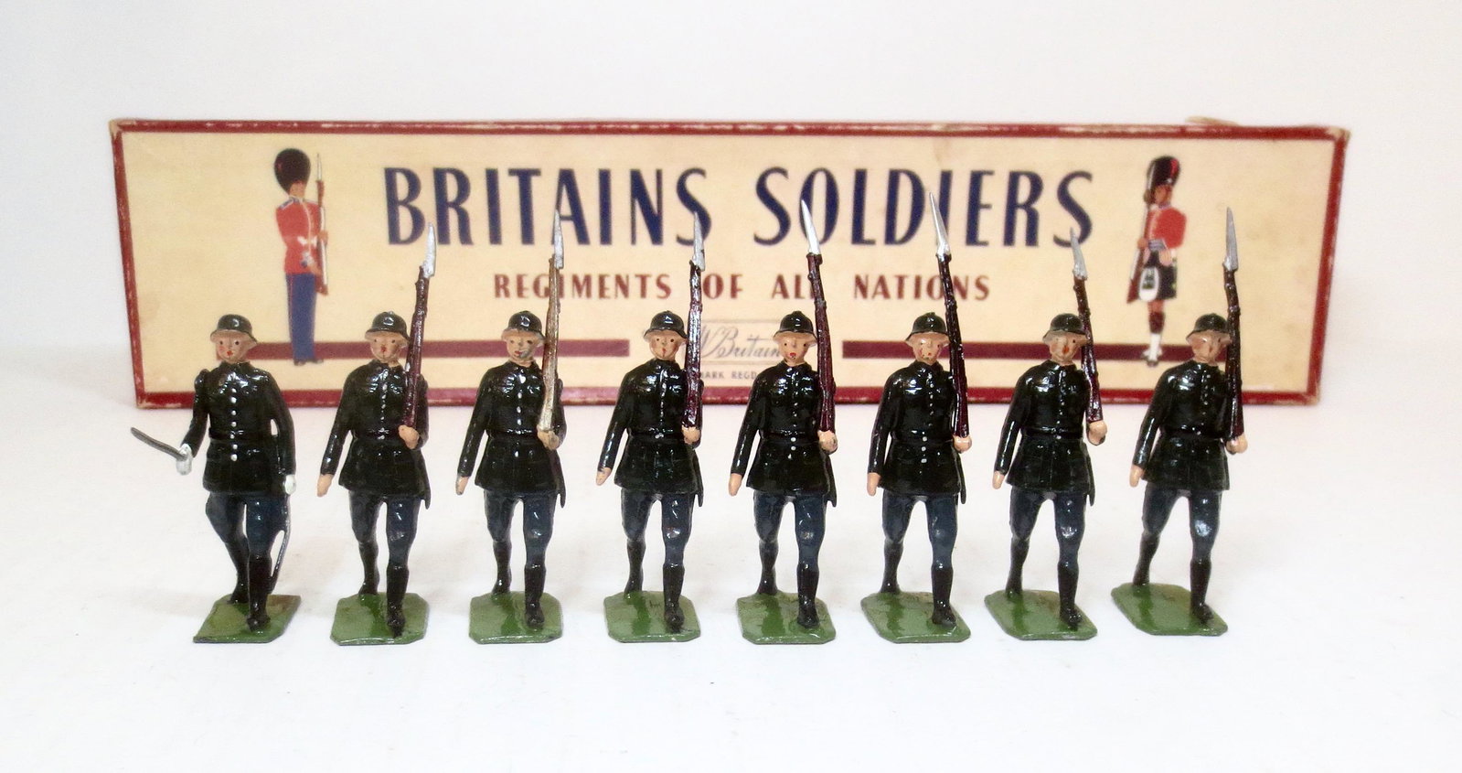 Britains #432 German Army Infantry: Post war issue. 8 Pieces. Near mint condition. Box excellent.