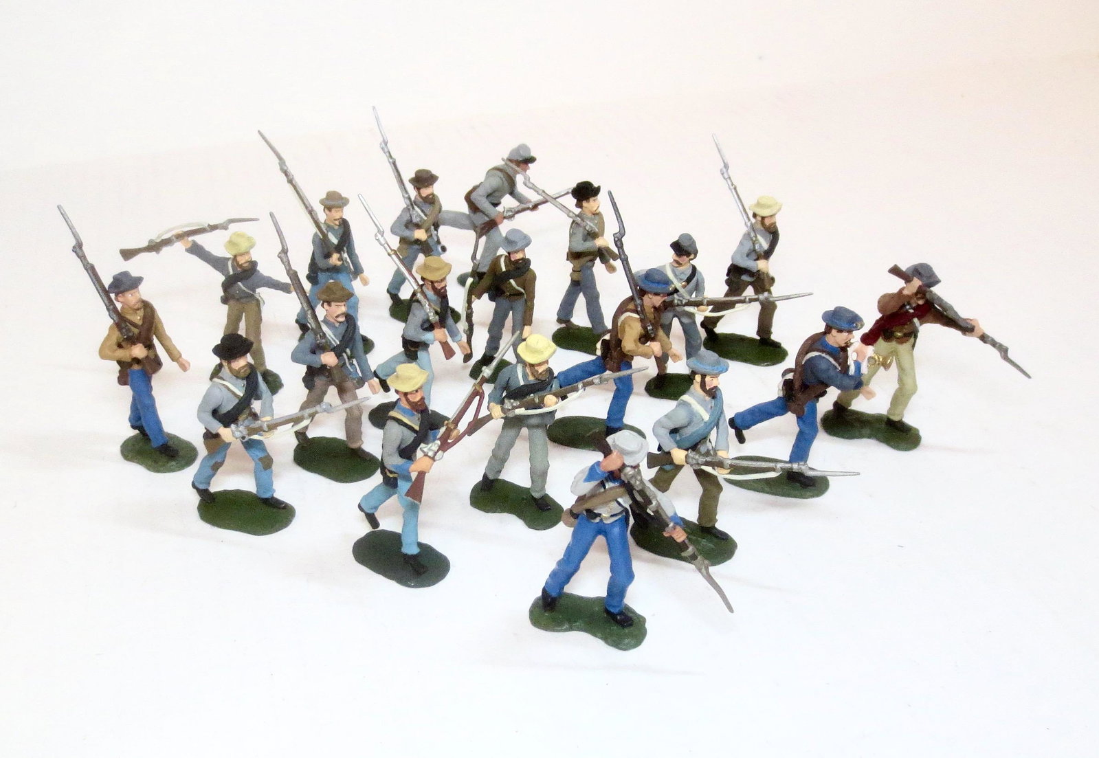 Bussler Confederate Infantry Attack: 19 pieces. Mint to near mint condition. Unboxed.