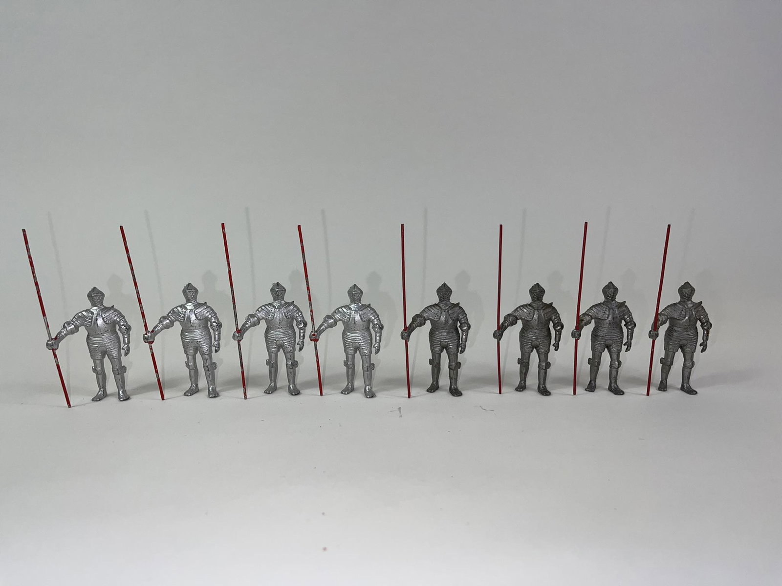 Britains Foot Knights with Lance: 8 pcs, 54mm in very good condition. Some light chipping to the red lances.