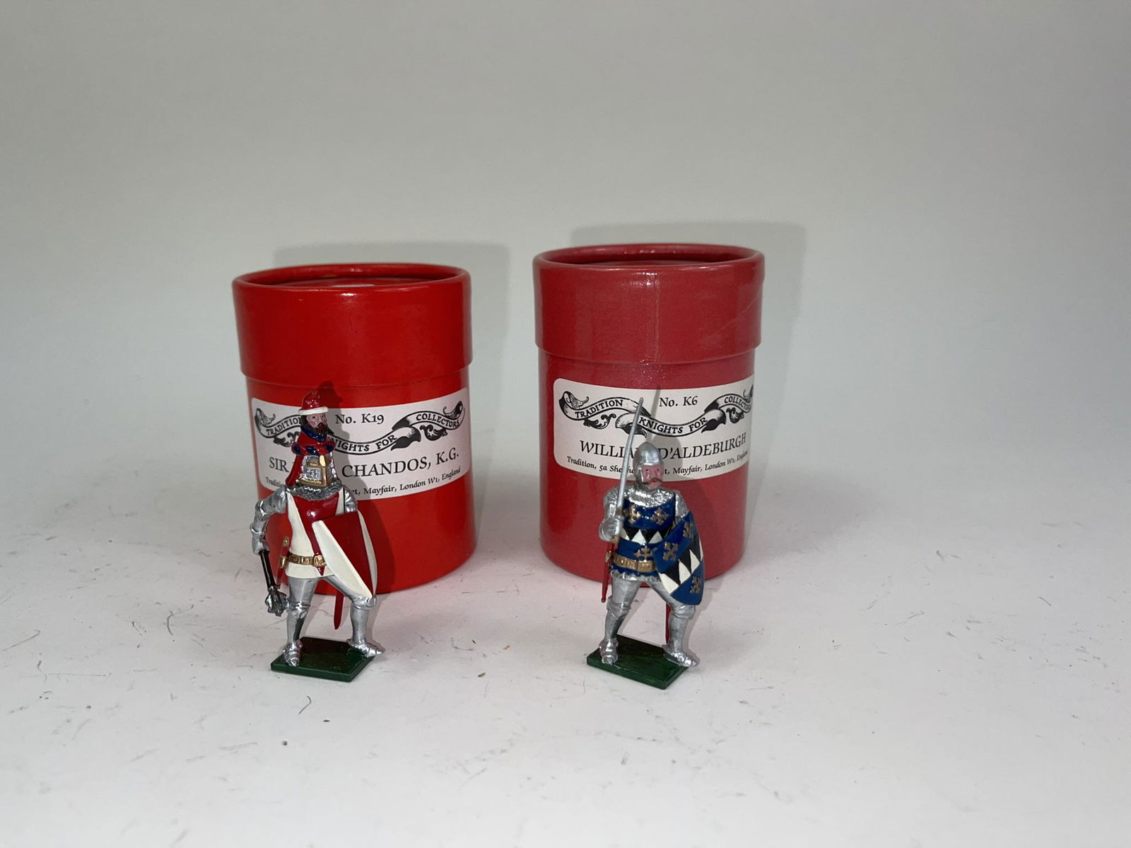 Tradition Knights Chandos & D'Aldeburgh: 2 pcs 54mm figures in mint condition, with original boxes. Figures are Sir John Chandos and William D'Aldeburgh. Figures were unwrapped for the first time for the pictures.
