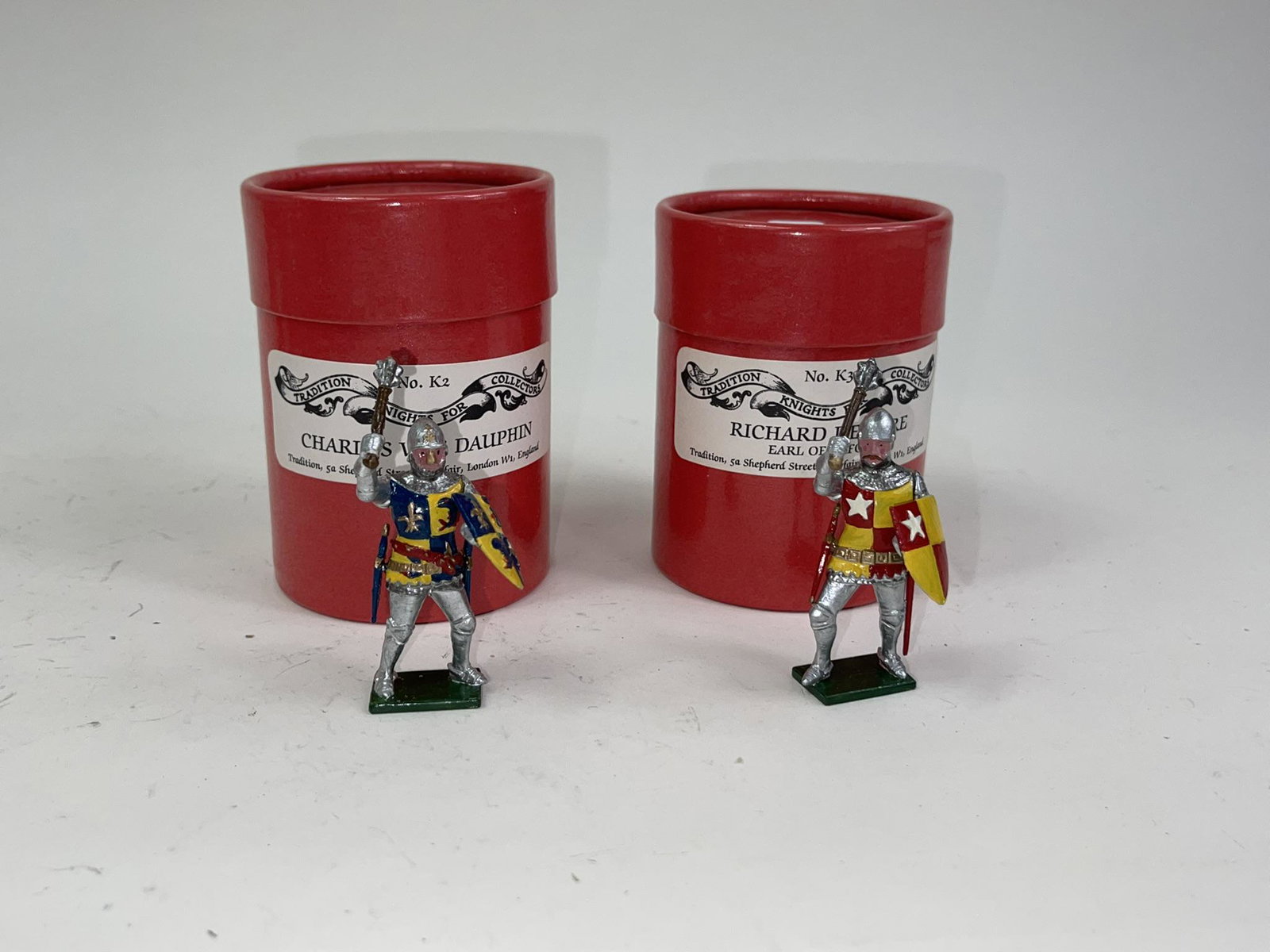 Tradition Knights Charles V & de Vere: 2 pcs 54mm figures in mint condition with original boxes. Figures are Charles V as Dauphin and Richard de Vere. Figures were unwrapped for the first time for the pictures.
