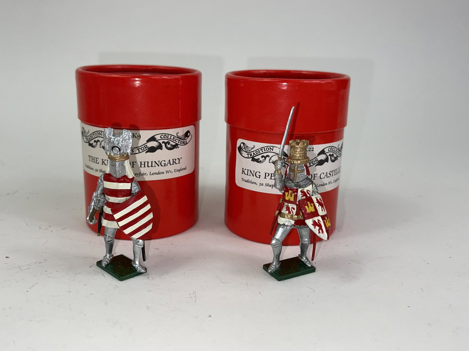 Tradition Knights King of Hungary & Castille: 2 pcs 54mm figures in mint condition with original boxes. Figures are The King of Hungary and King Pedro I of Castille. Figures were unwrapped for the first time for the pictures.